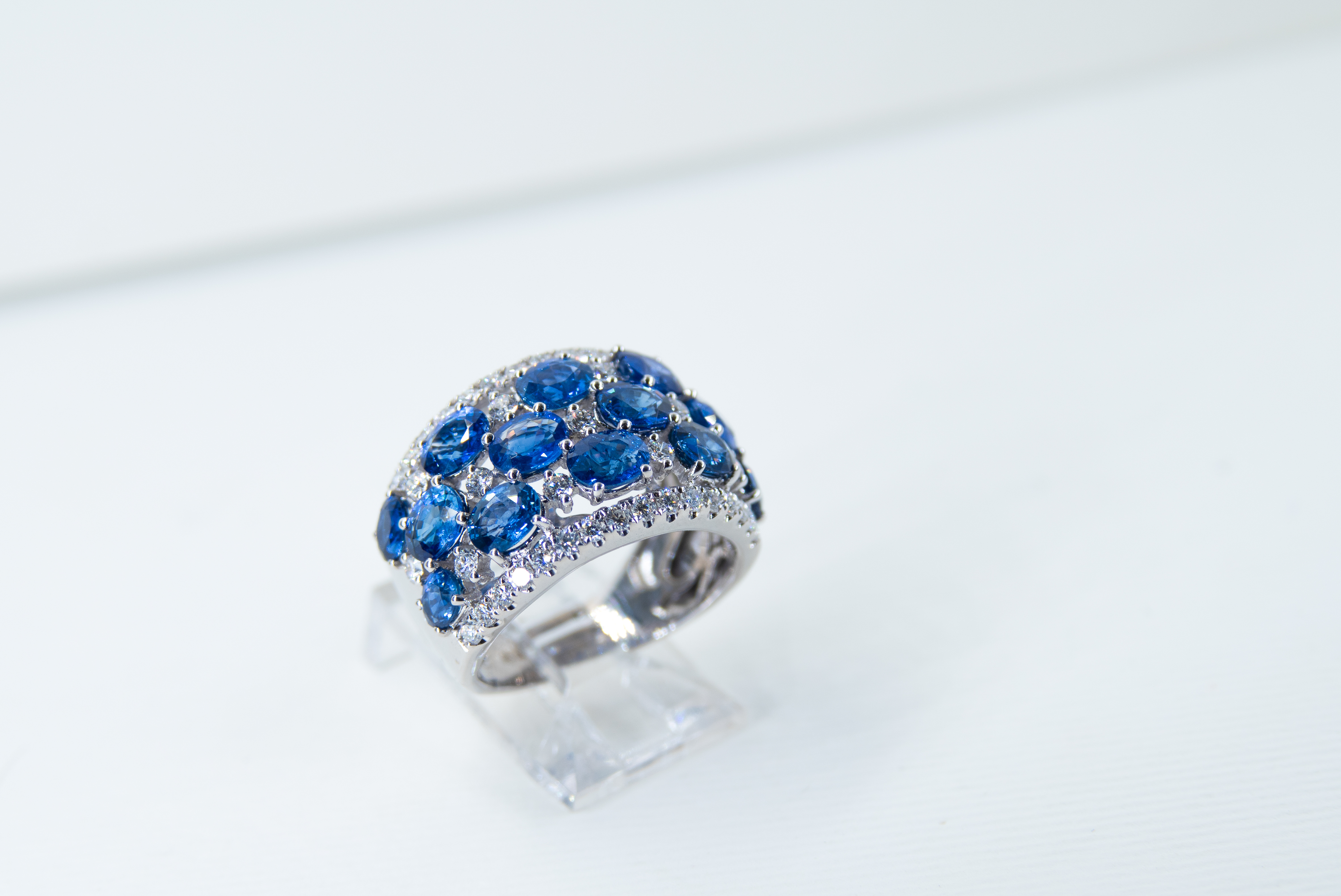 Anillo de diamantes y zafiro azul