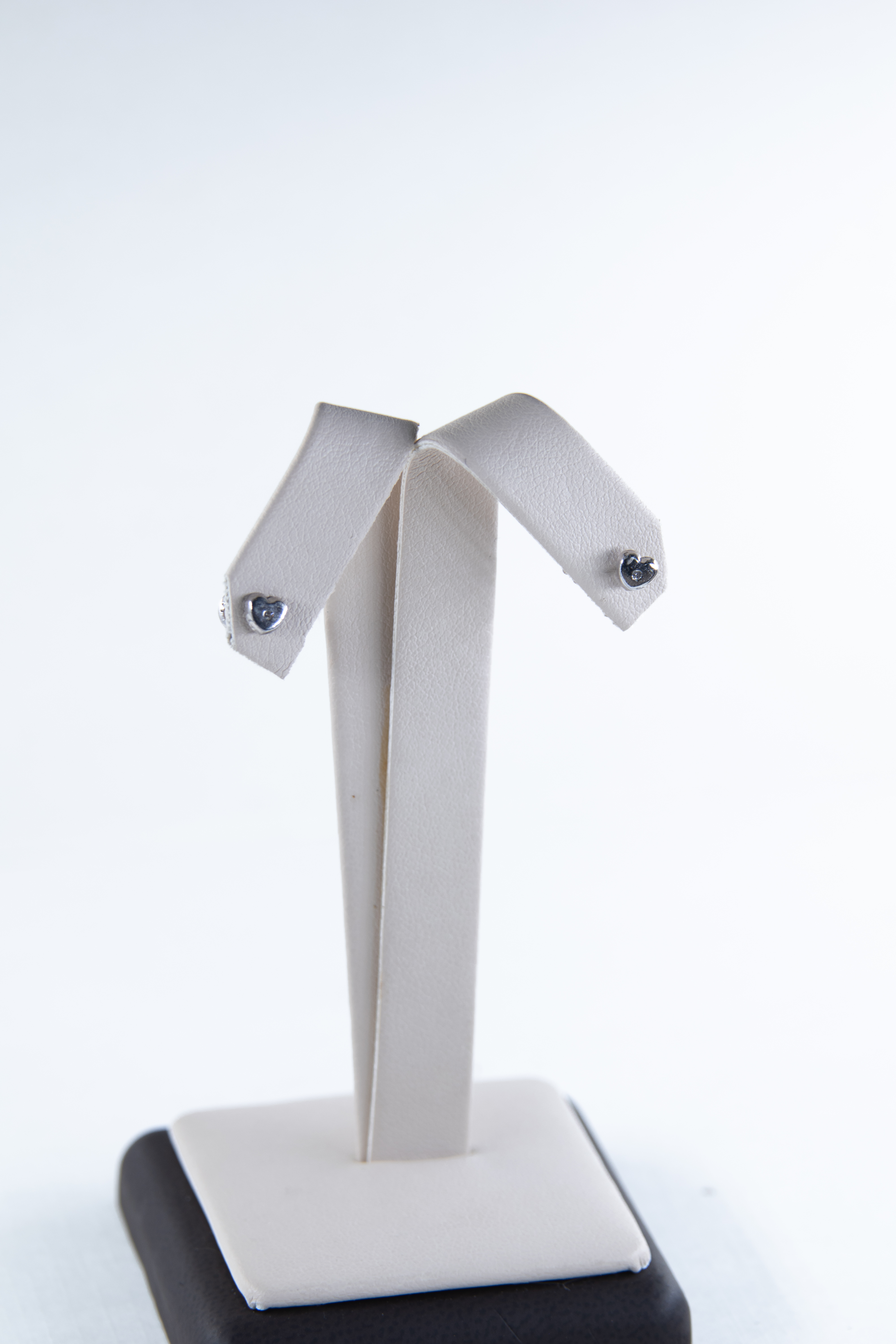 Aretes tipo stud con diamantes