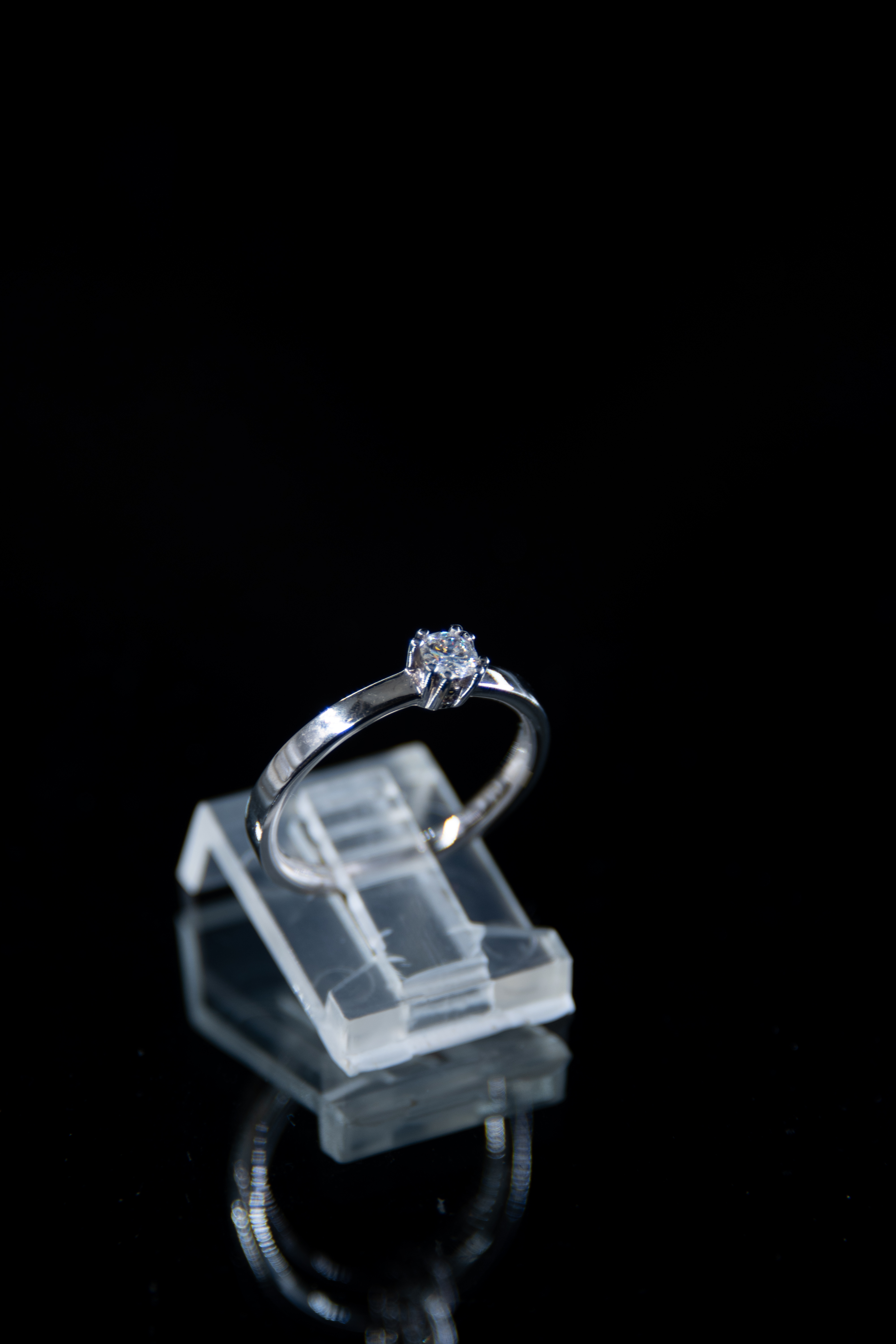 Anillo de oro con diamante