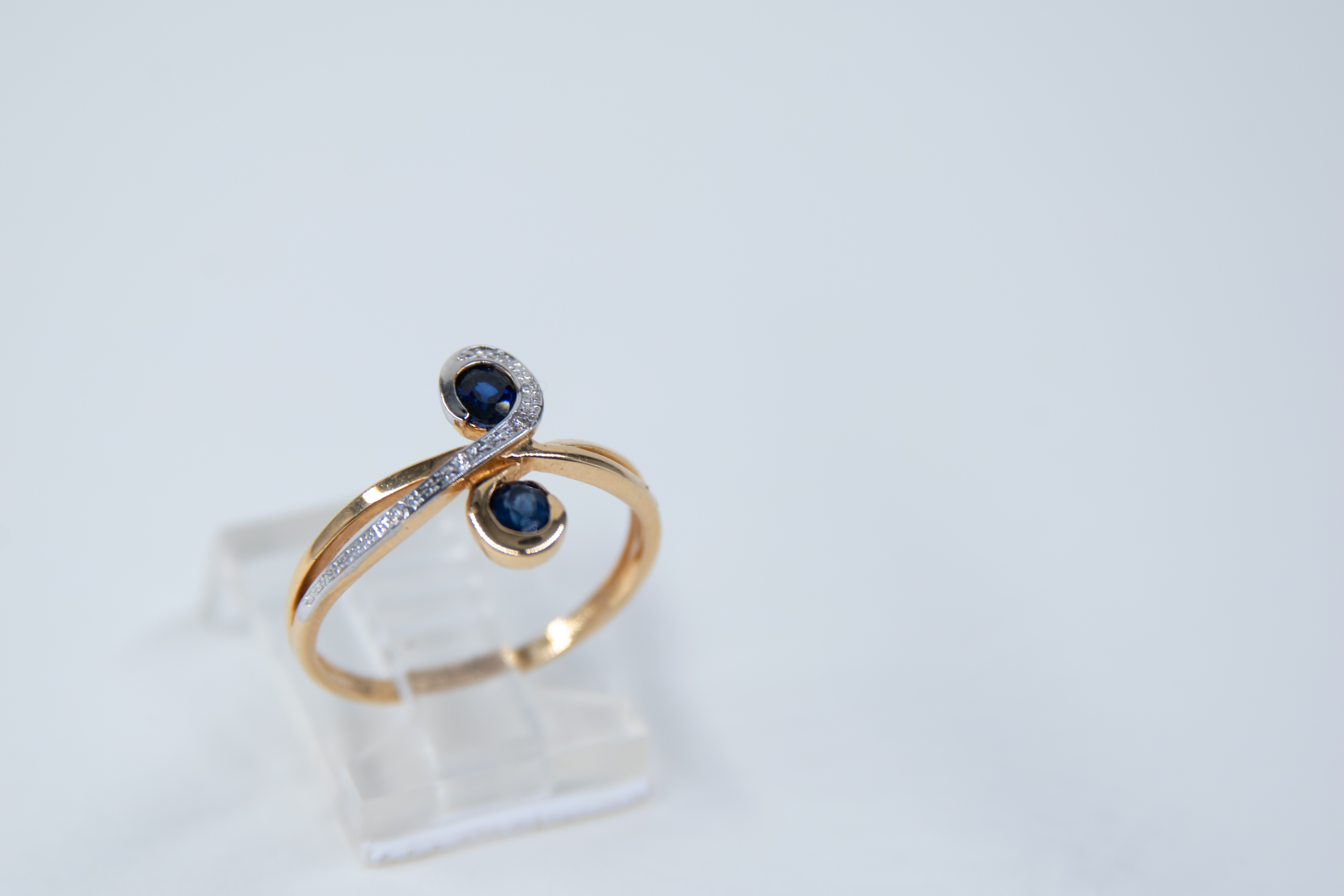 Anillo de oro con piedras preciosas azules