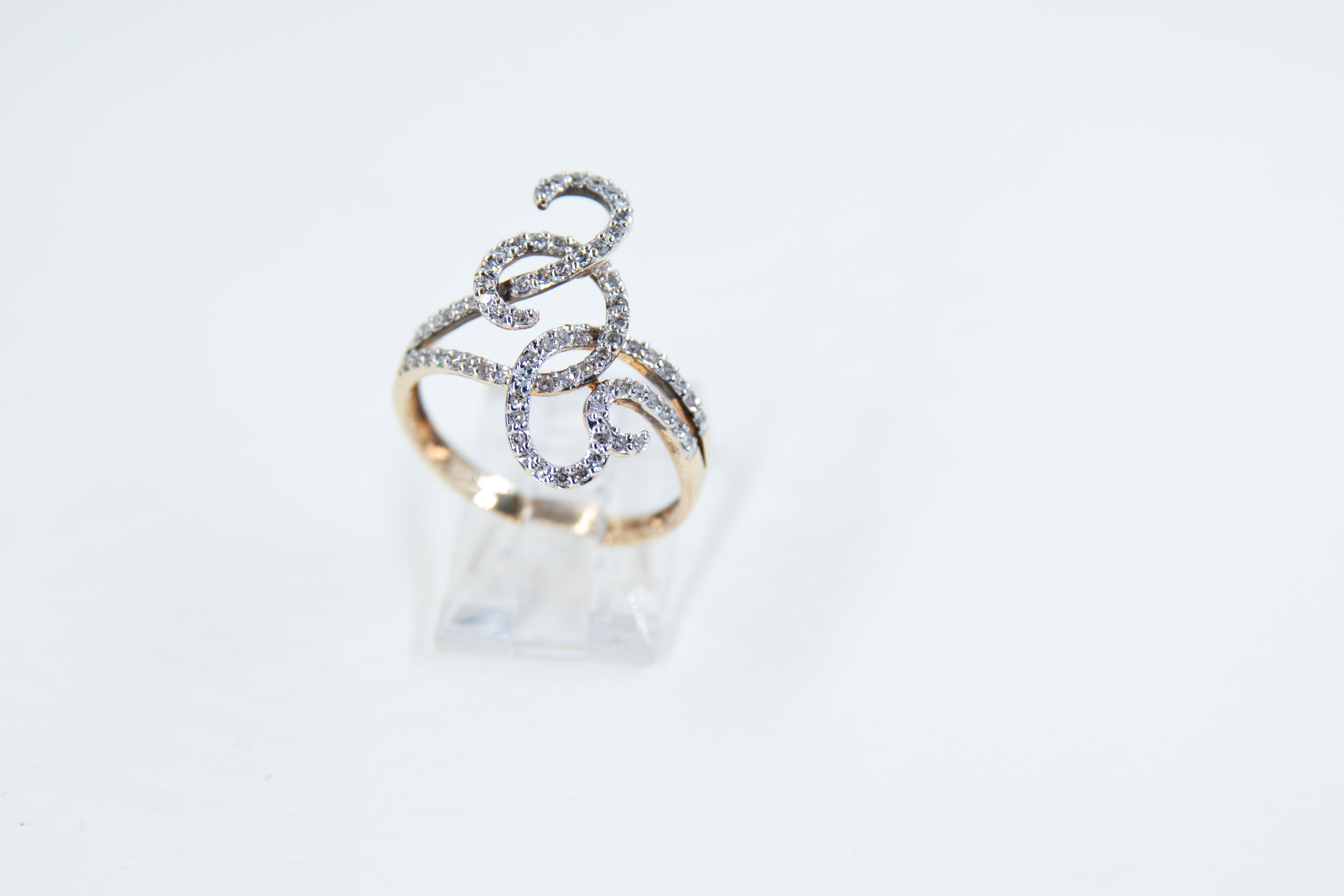 Elegante anillo con incrustaciones de diamantes