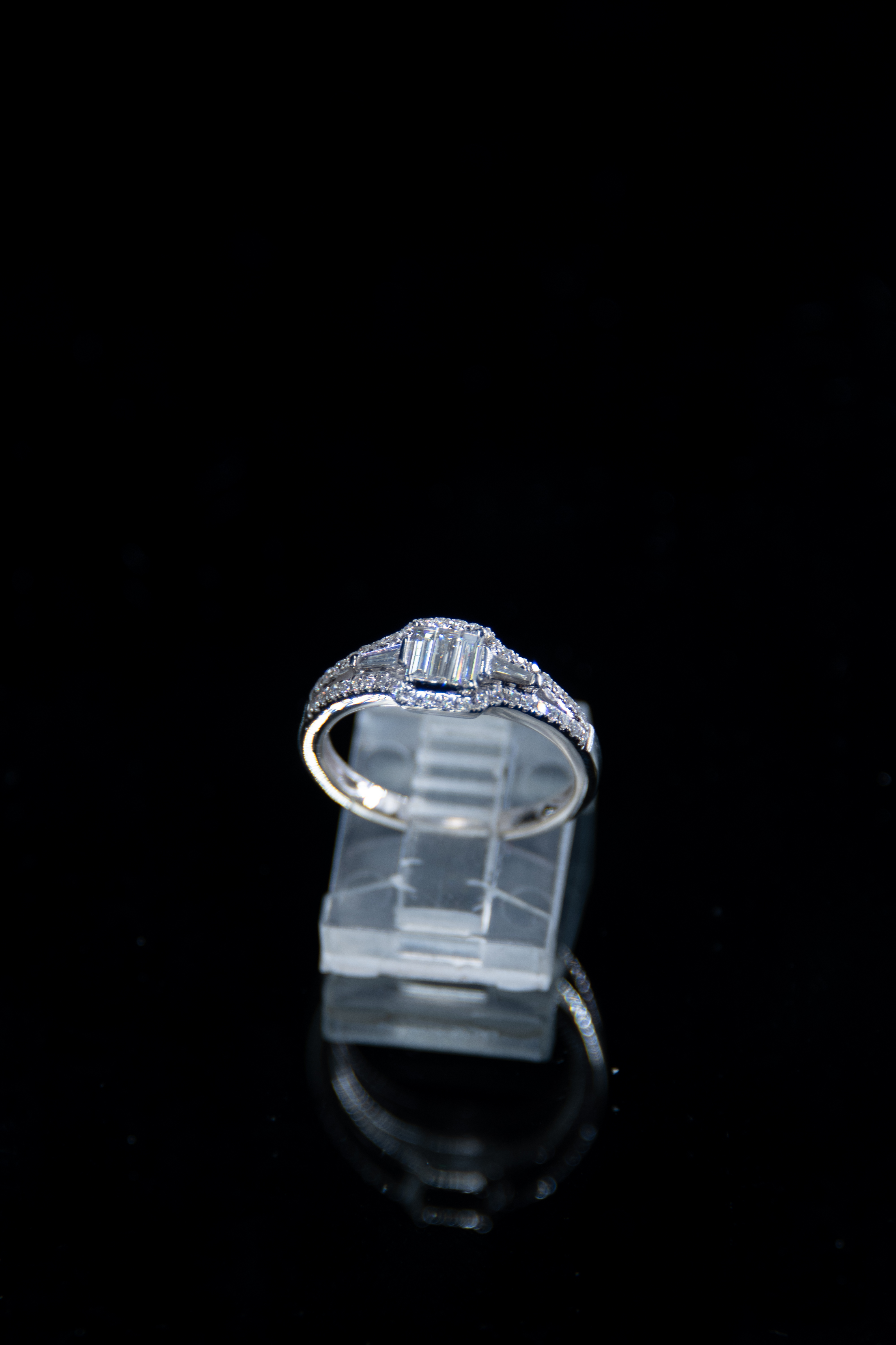 Anillo de oro con diamante. 