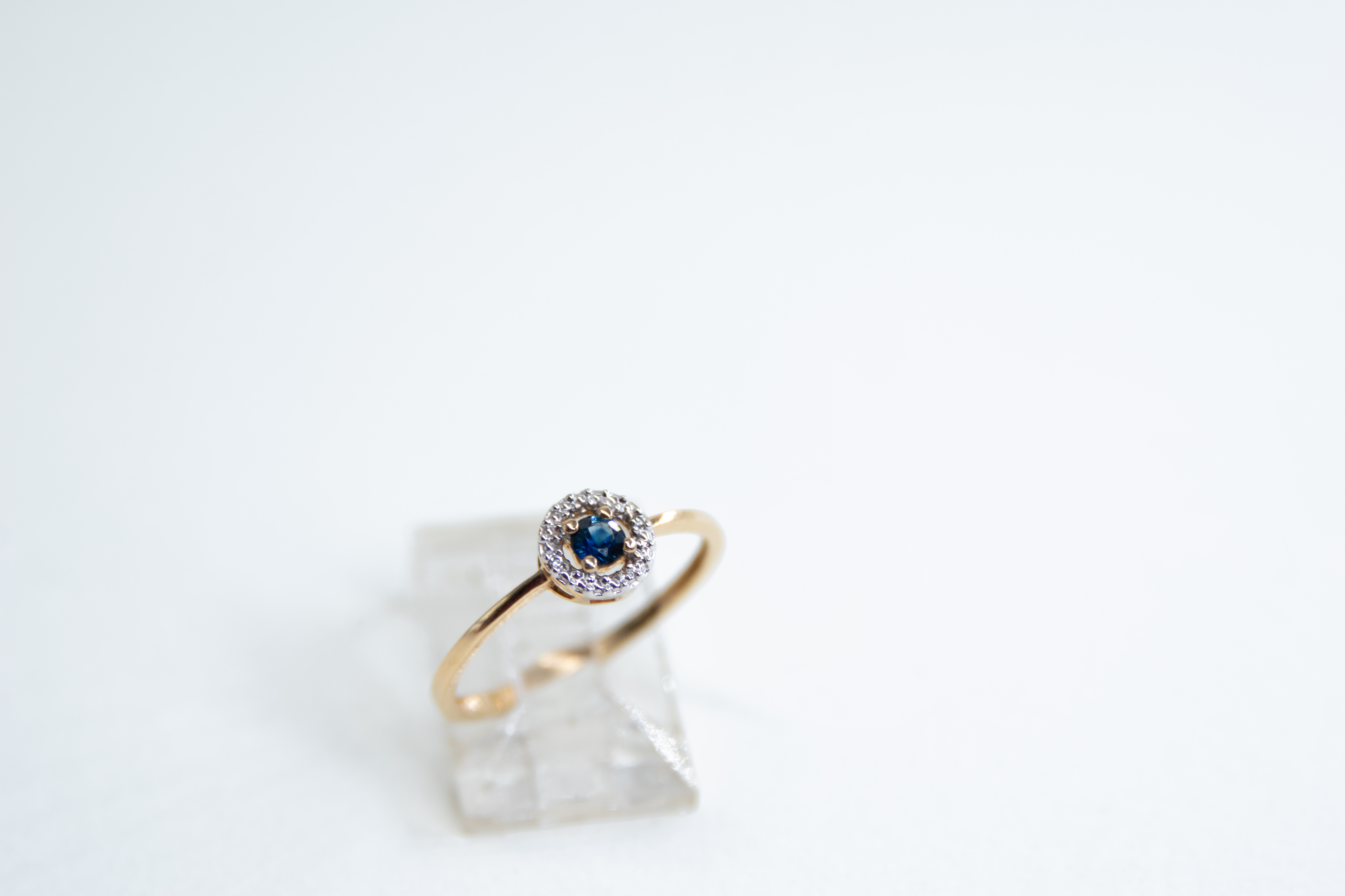 Anillo de oro con zafiro azul
