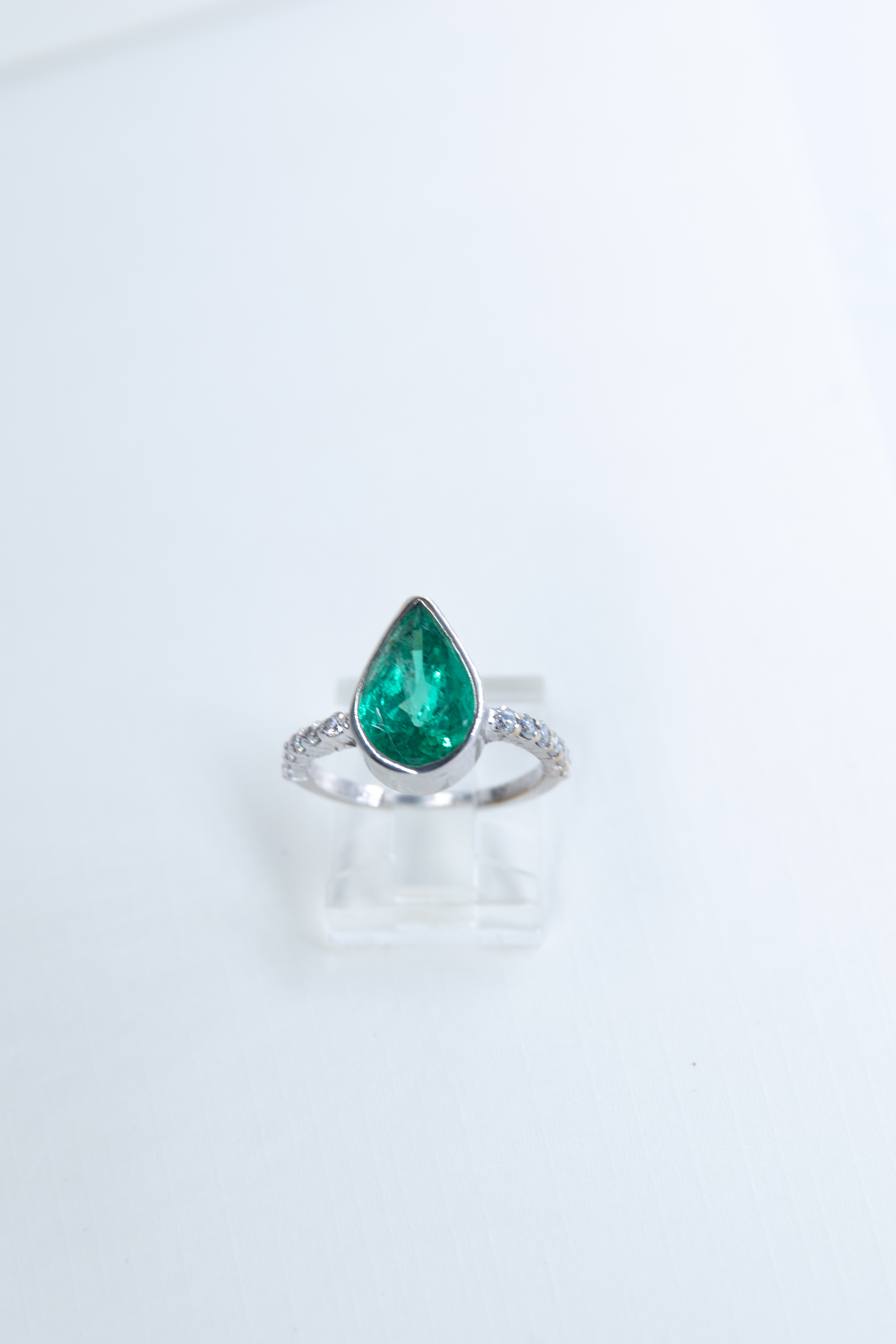 Anillo de lágrima de esmeralda