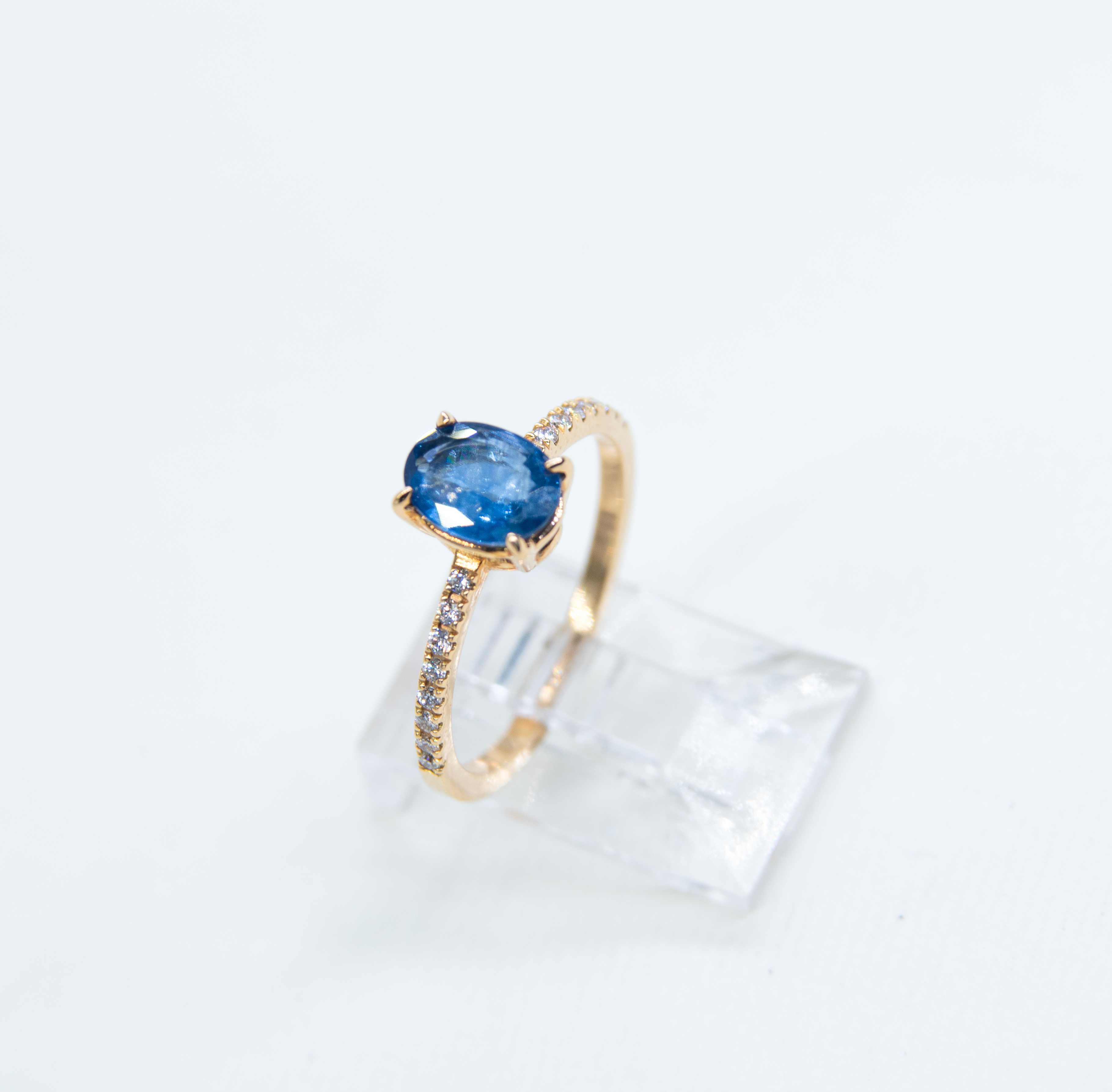 Elegante anillo de oro con zafiro