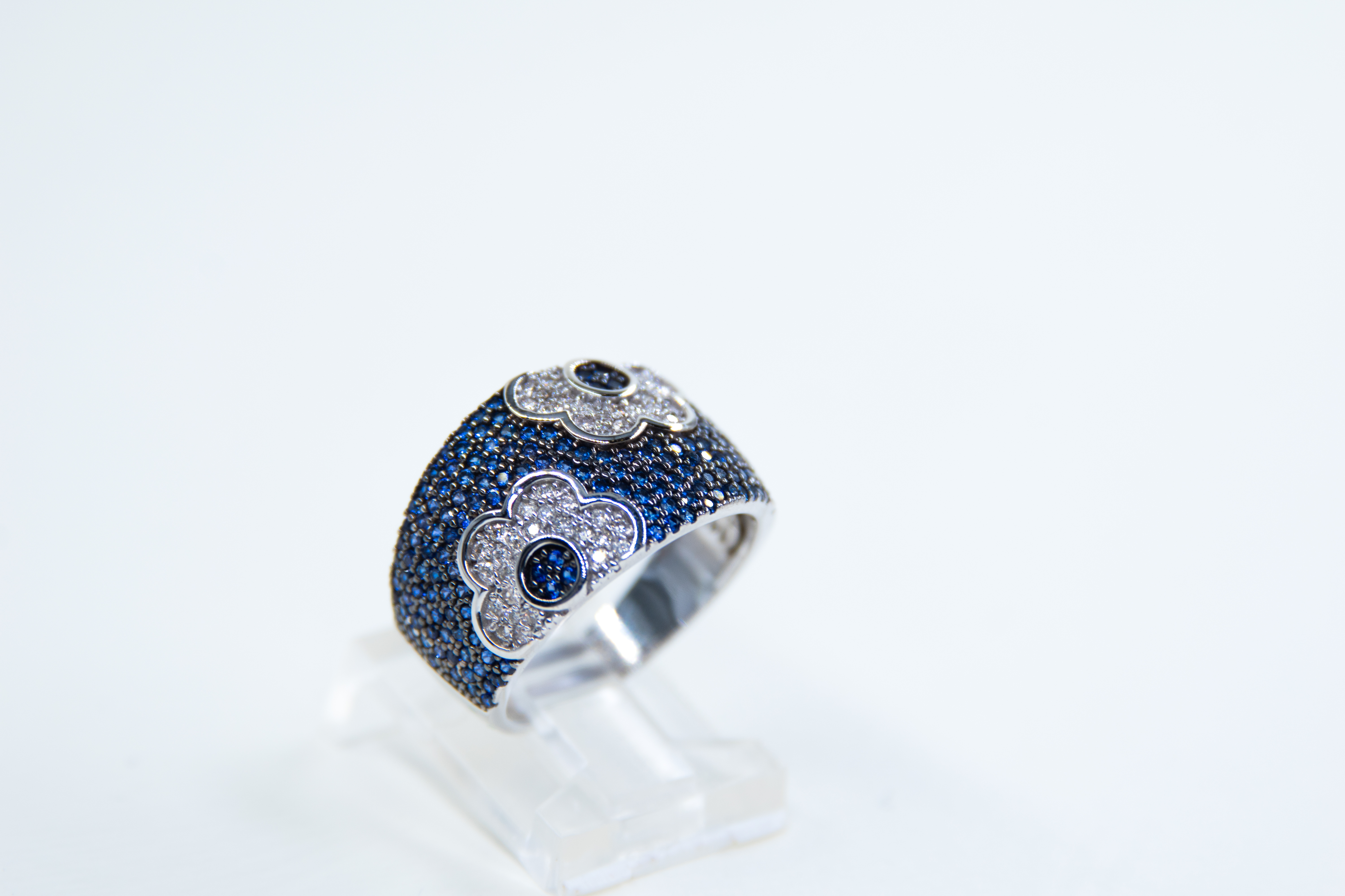 Elegante anillo de flor de zafiro y diamantes