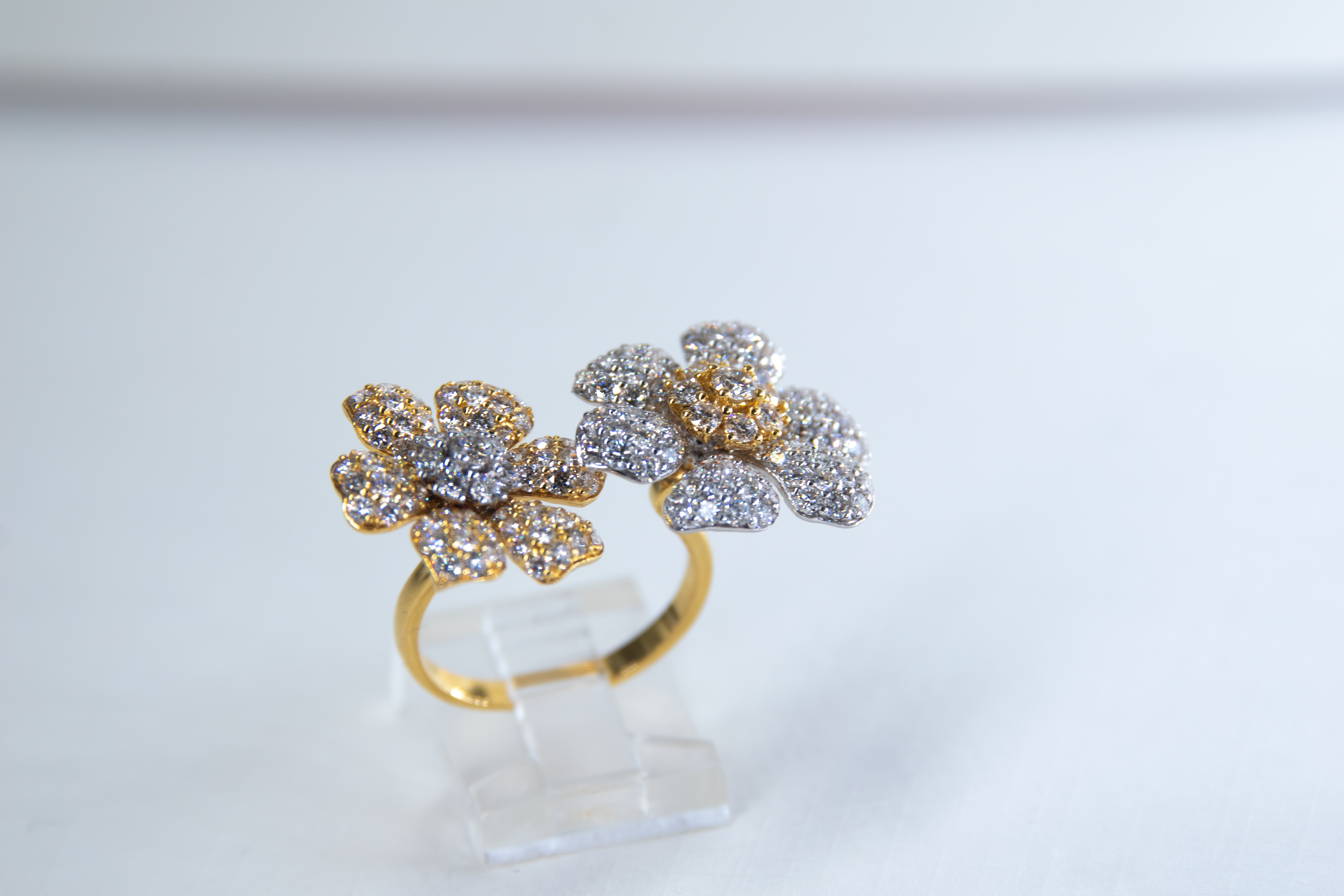 Anillo de diamantes florales