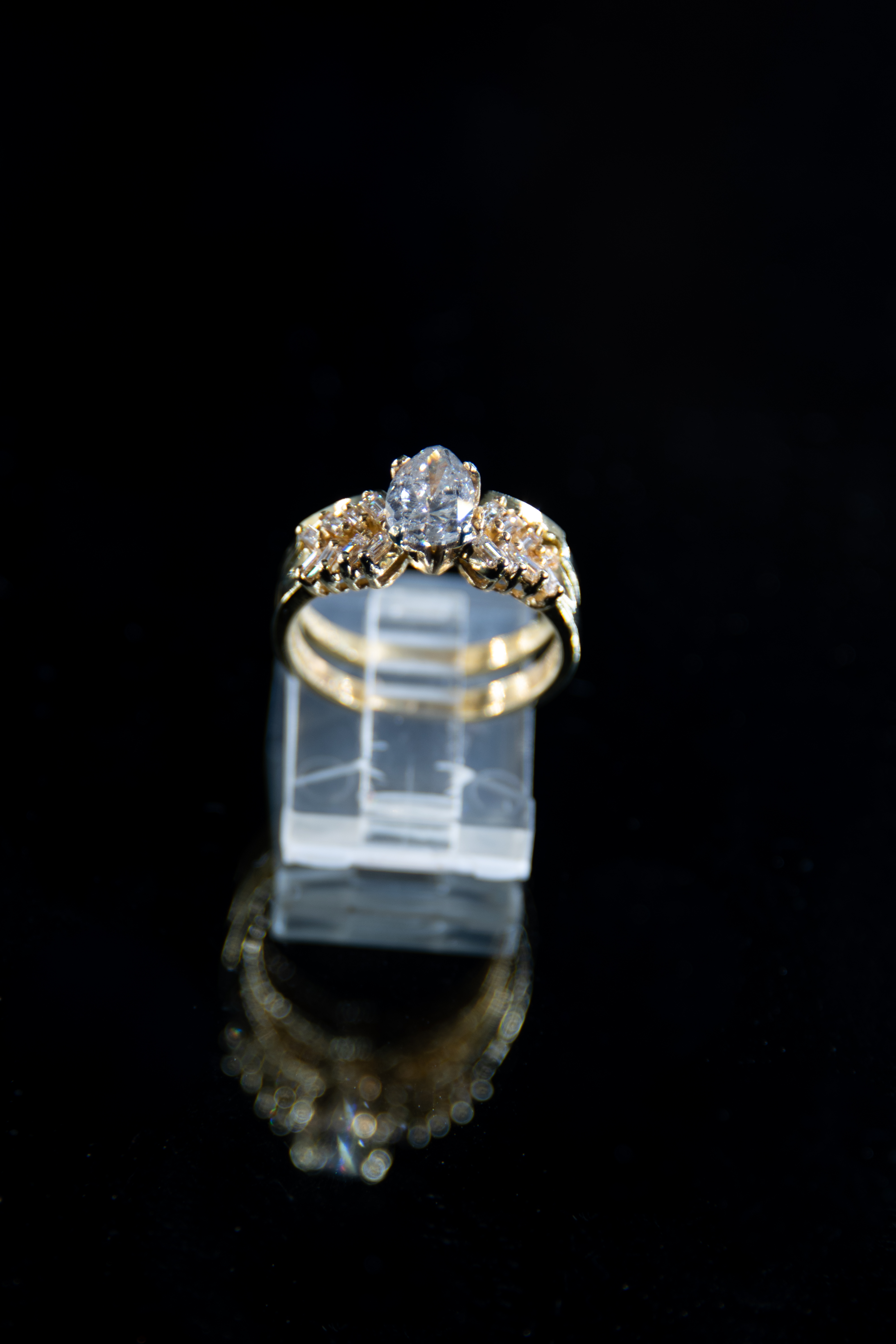 Anillo de oro amarillo con diamante