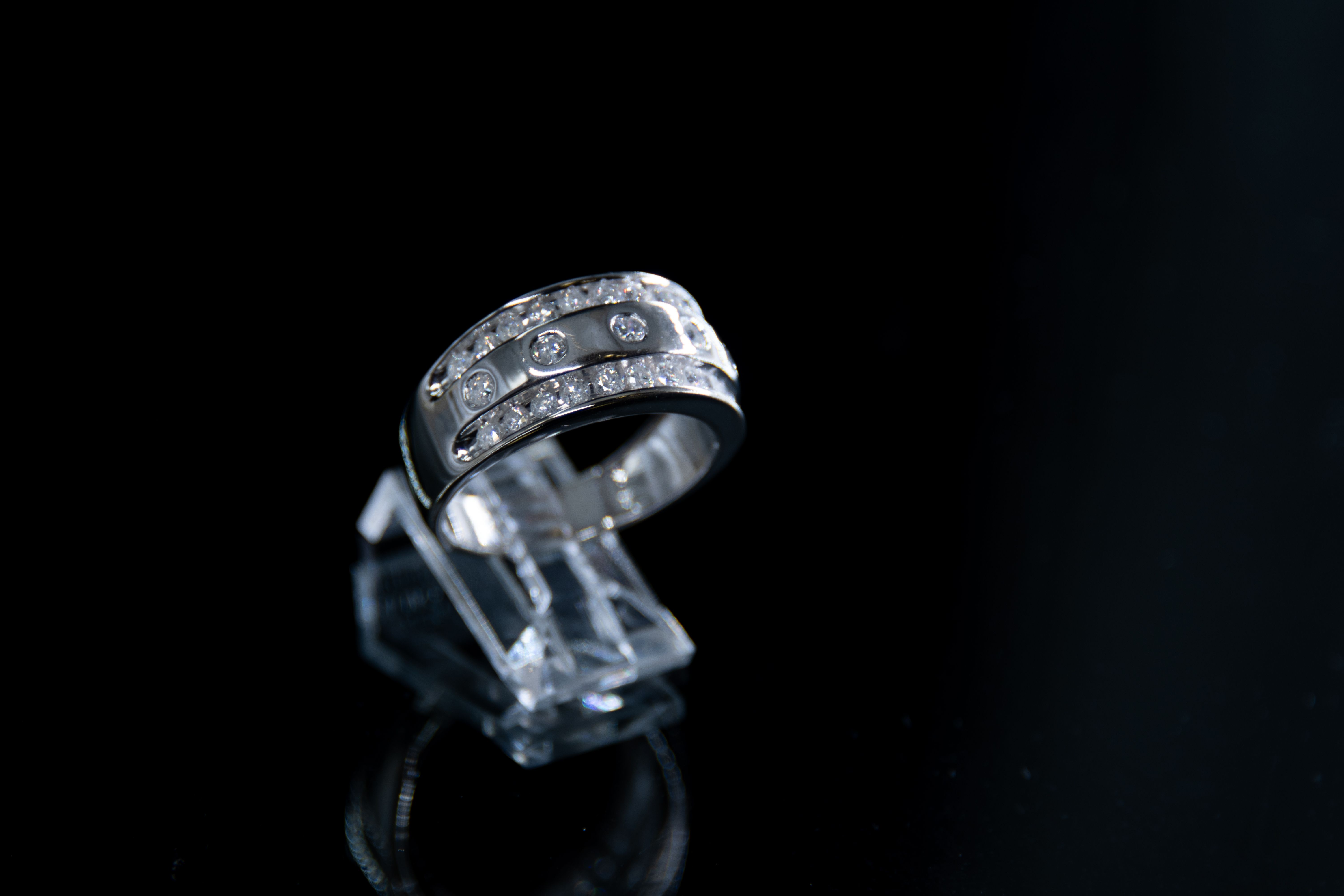 Oro blanco con diamantes
