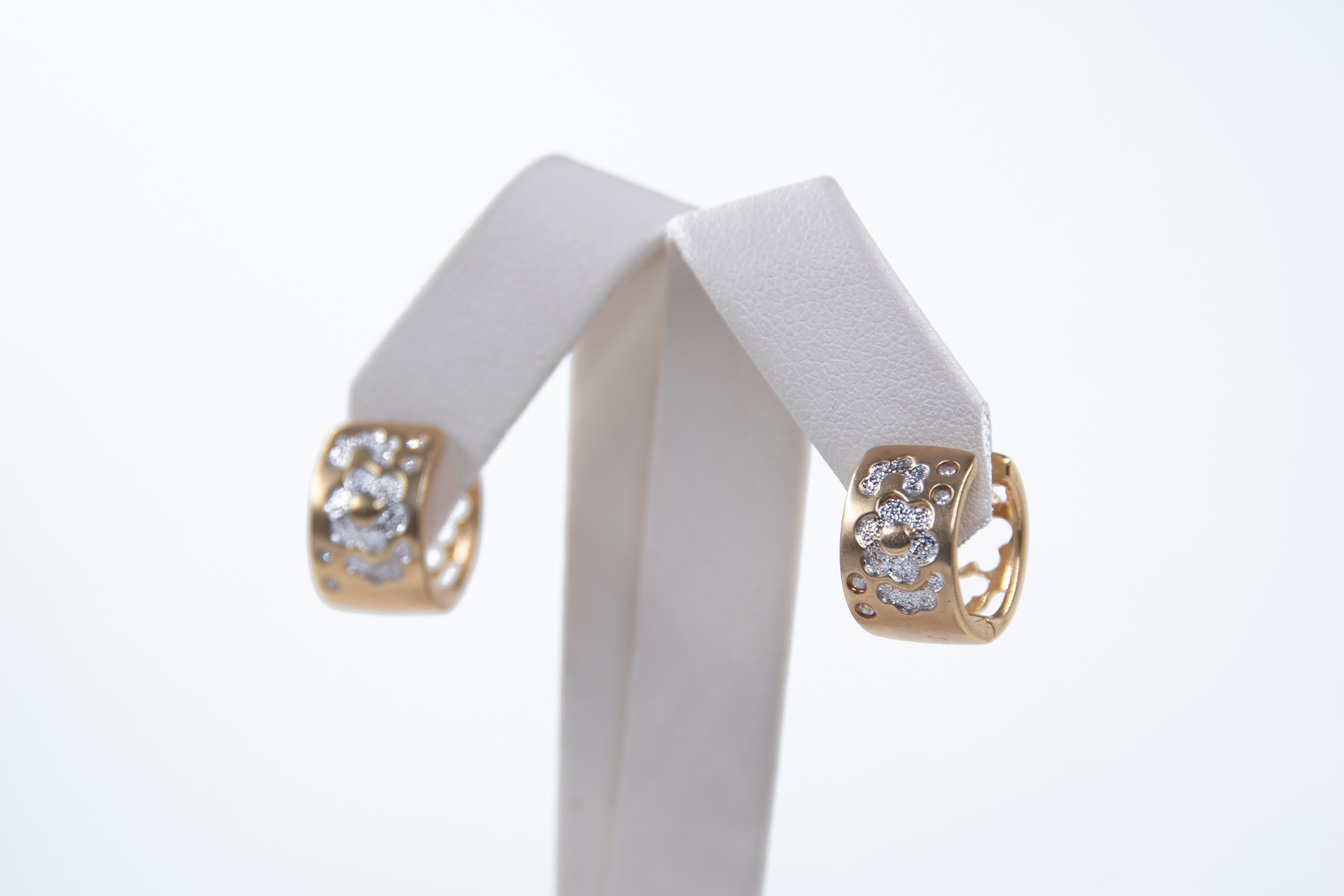 Aretes de aro en oro amarillo con diamantes
