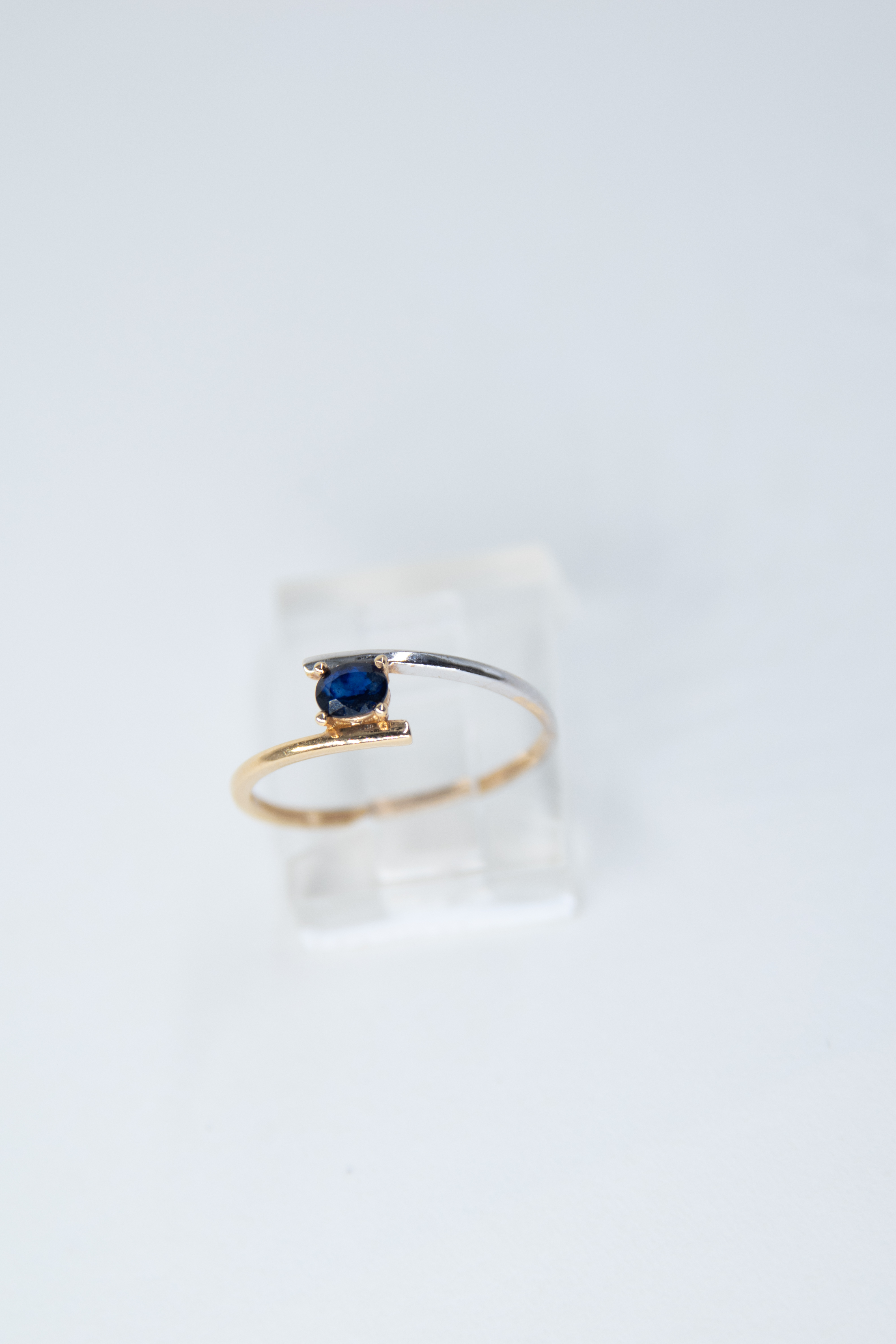 Elegante anillo de oro con zafiro