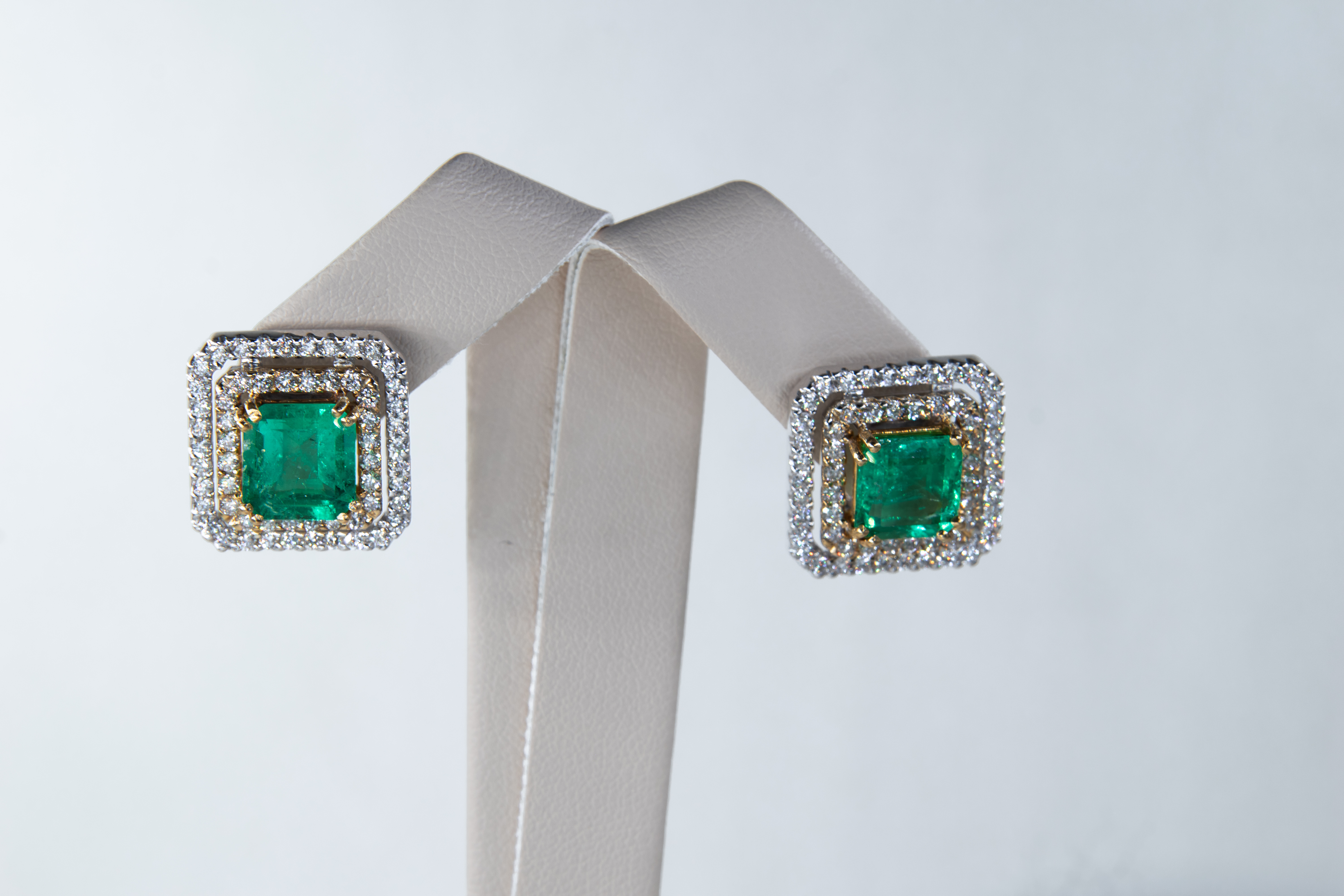Aretes tipo stud en oro amarillo con esmeraldas y diamantes