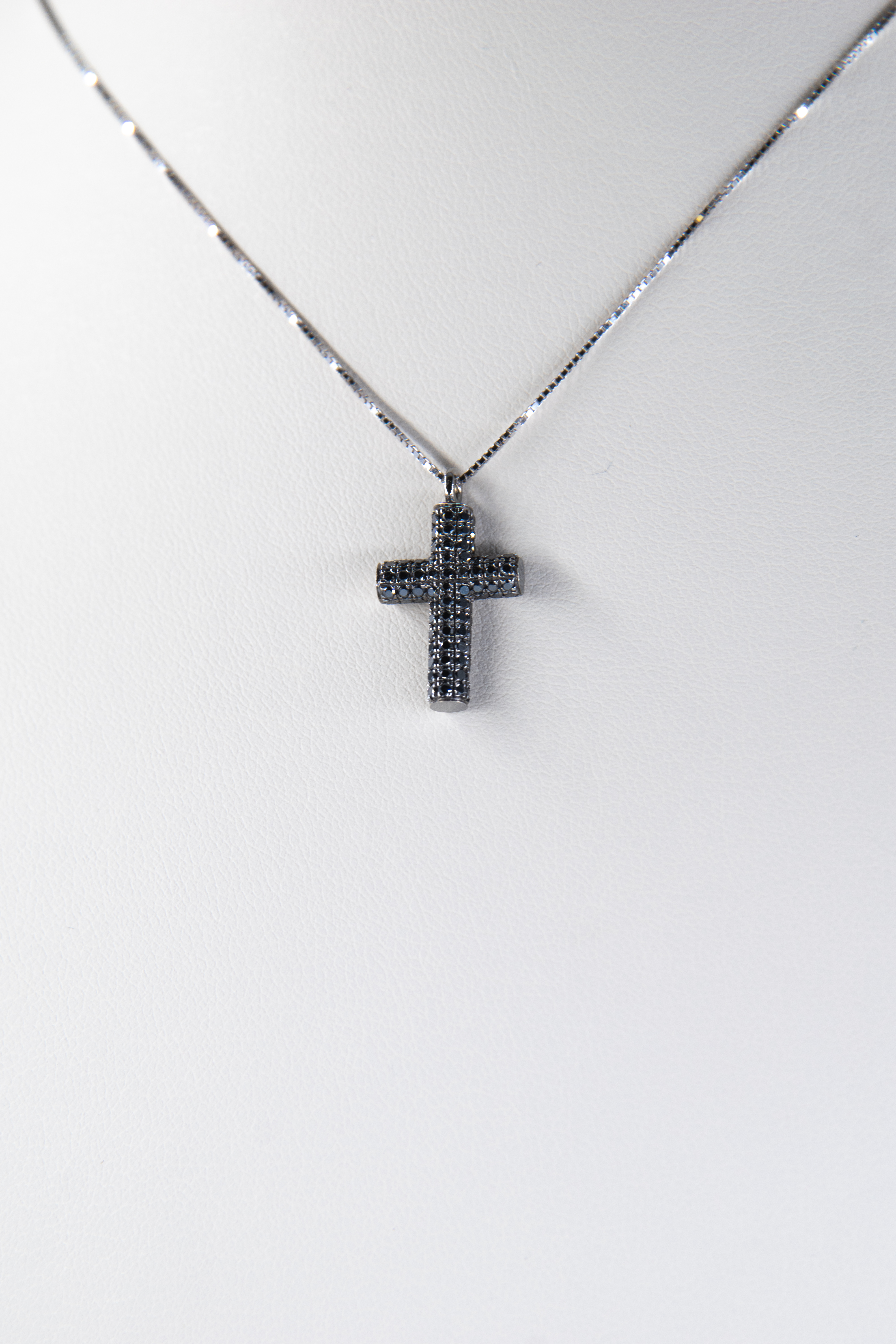 Colgante de cruz con zafiro