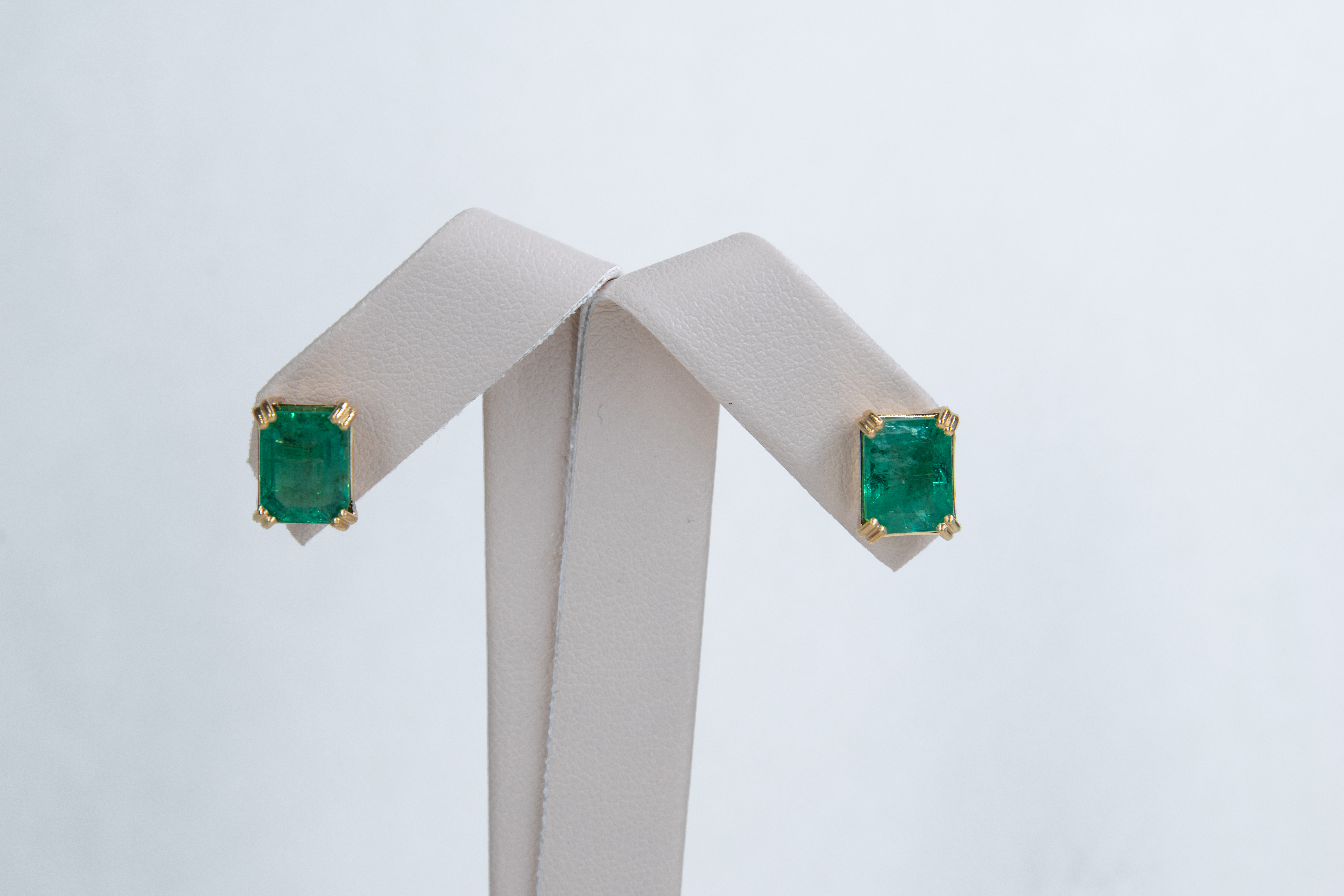 Aretes tipo stud en oro amarillo con esmeraldas
