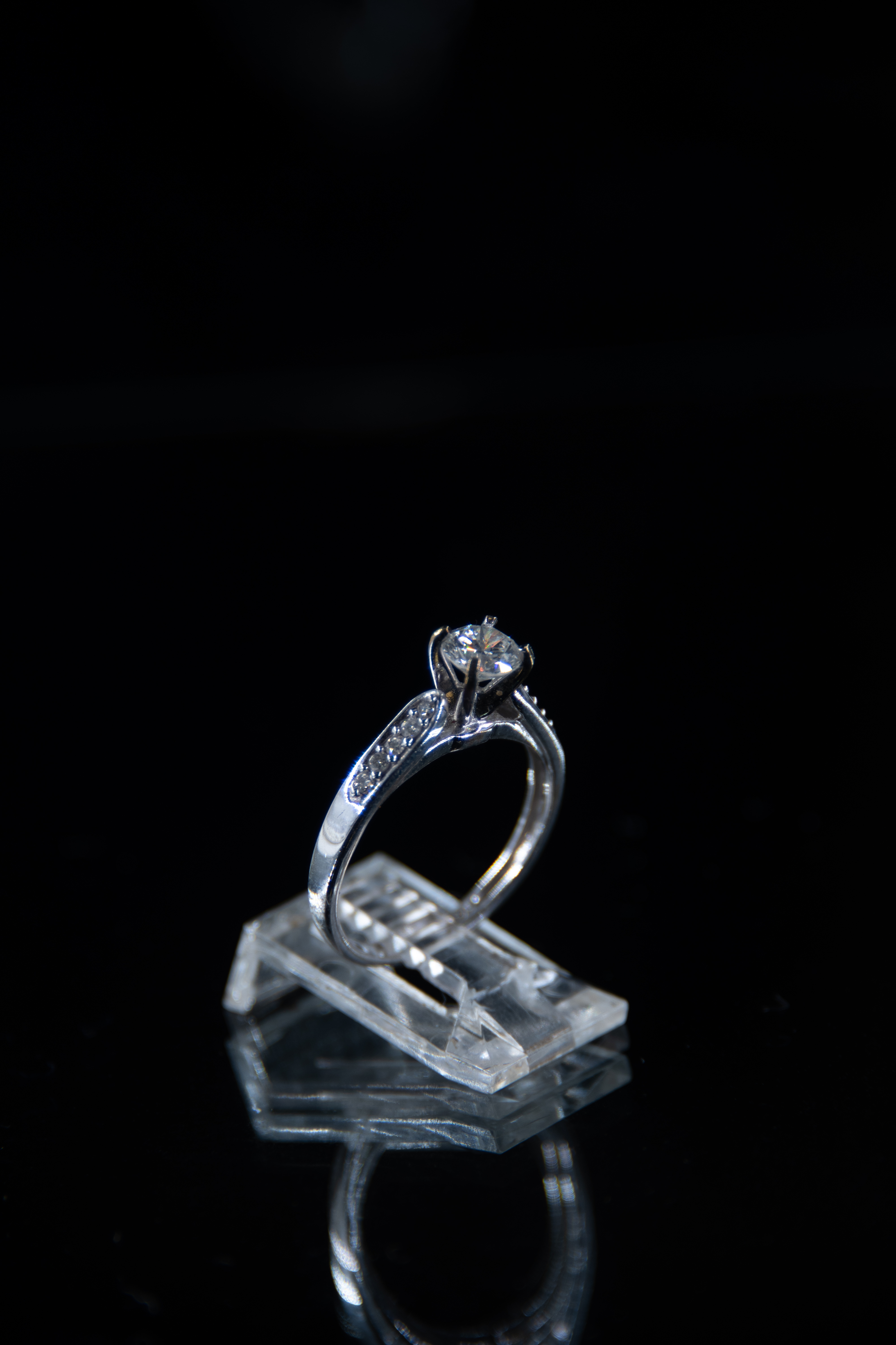 Anillo de oro blanco con diamante 