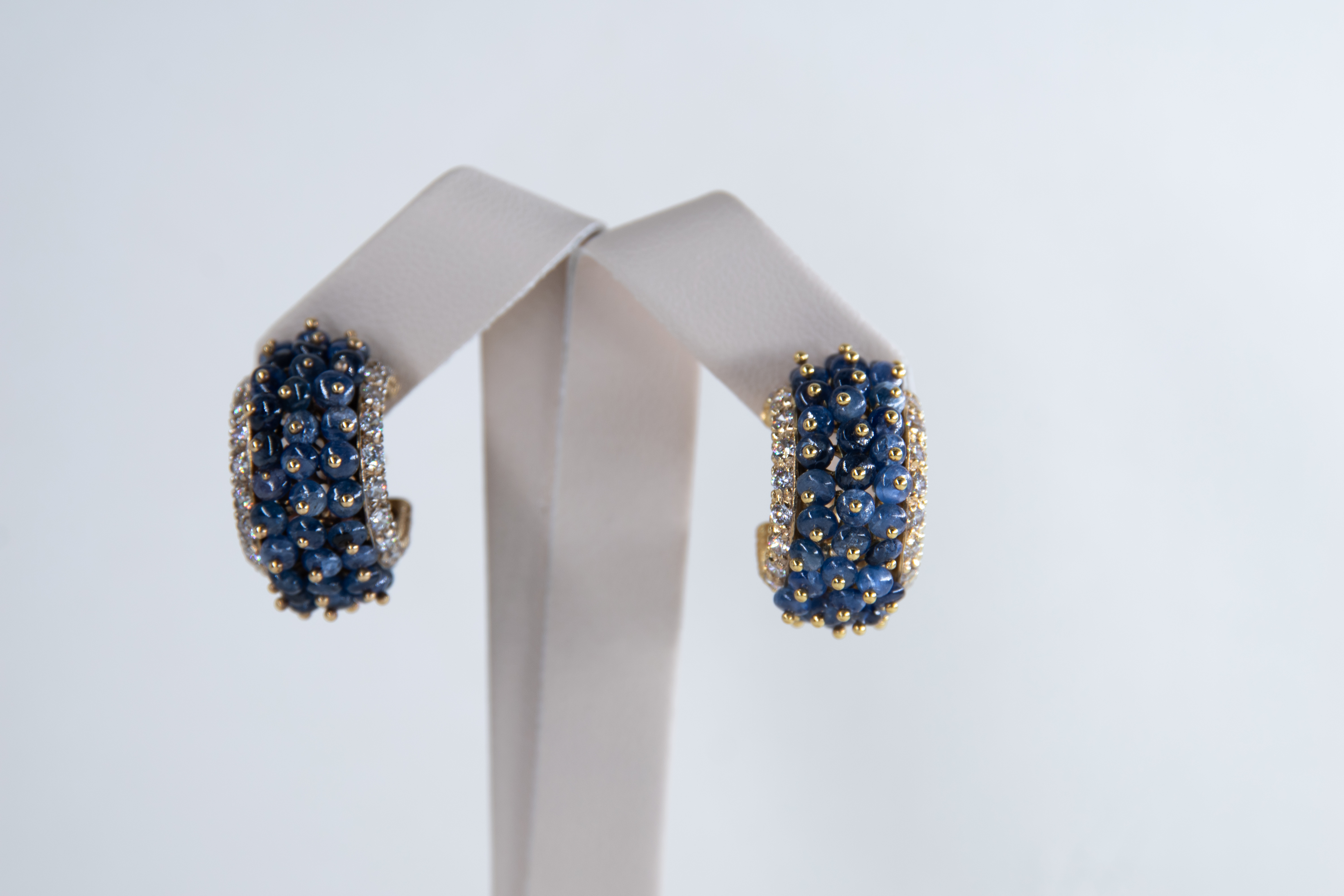 Aretes de aro con zafiros azules y diamantes