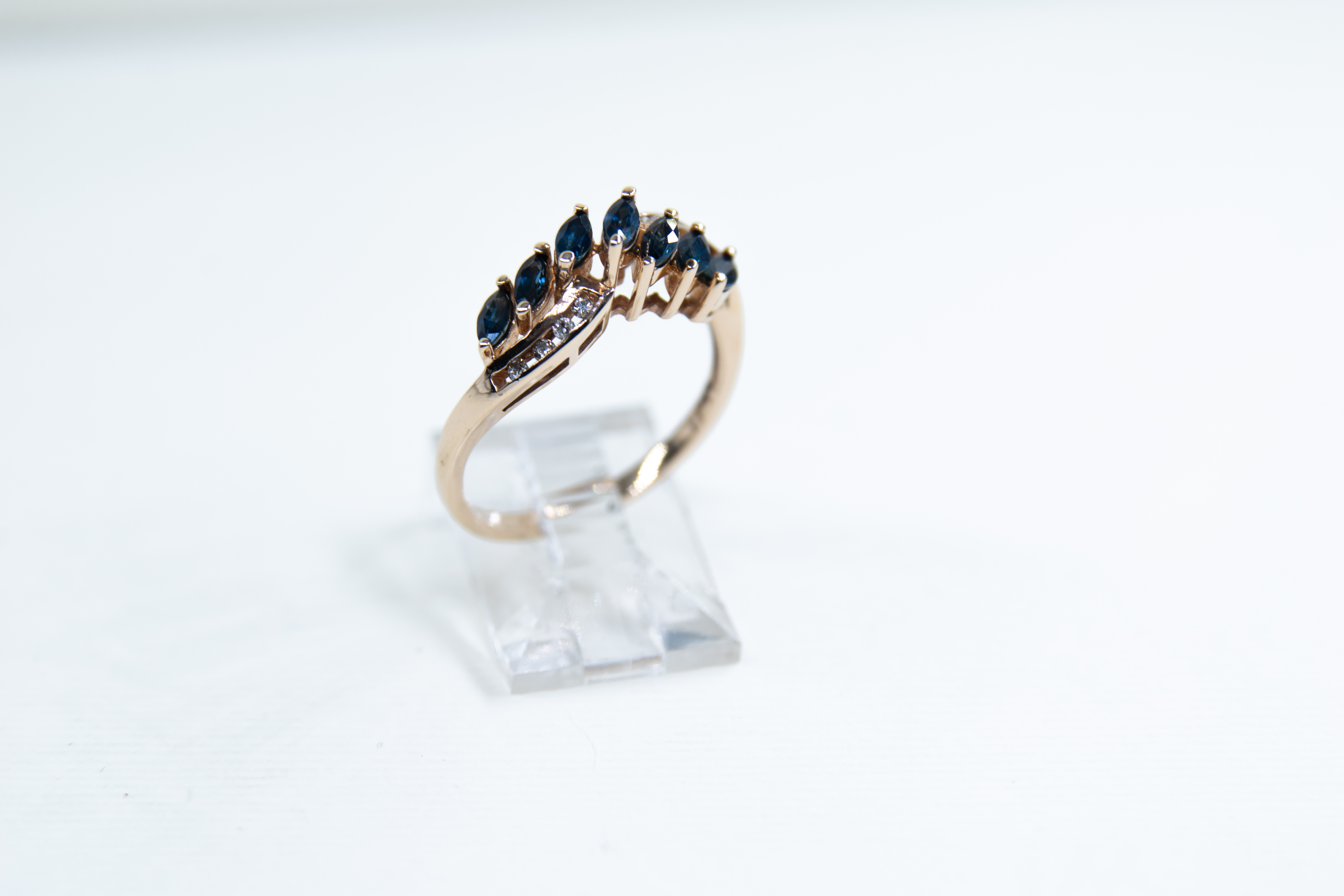 Anillo de oro con piedras preciosas azules