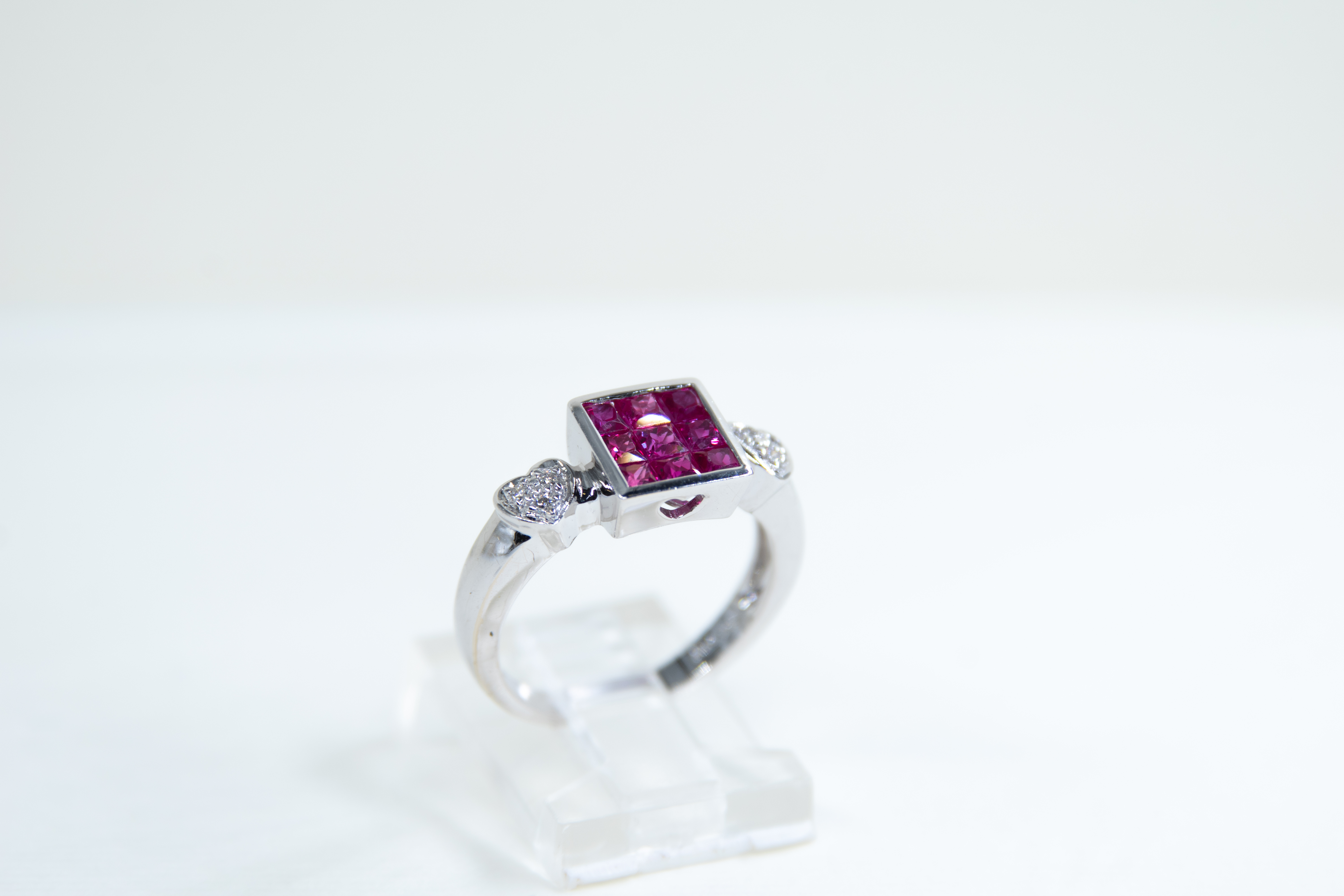 Anillo de plata con centro de rubí