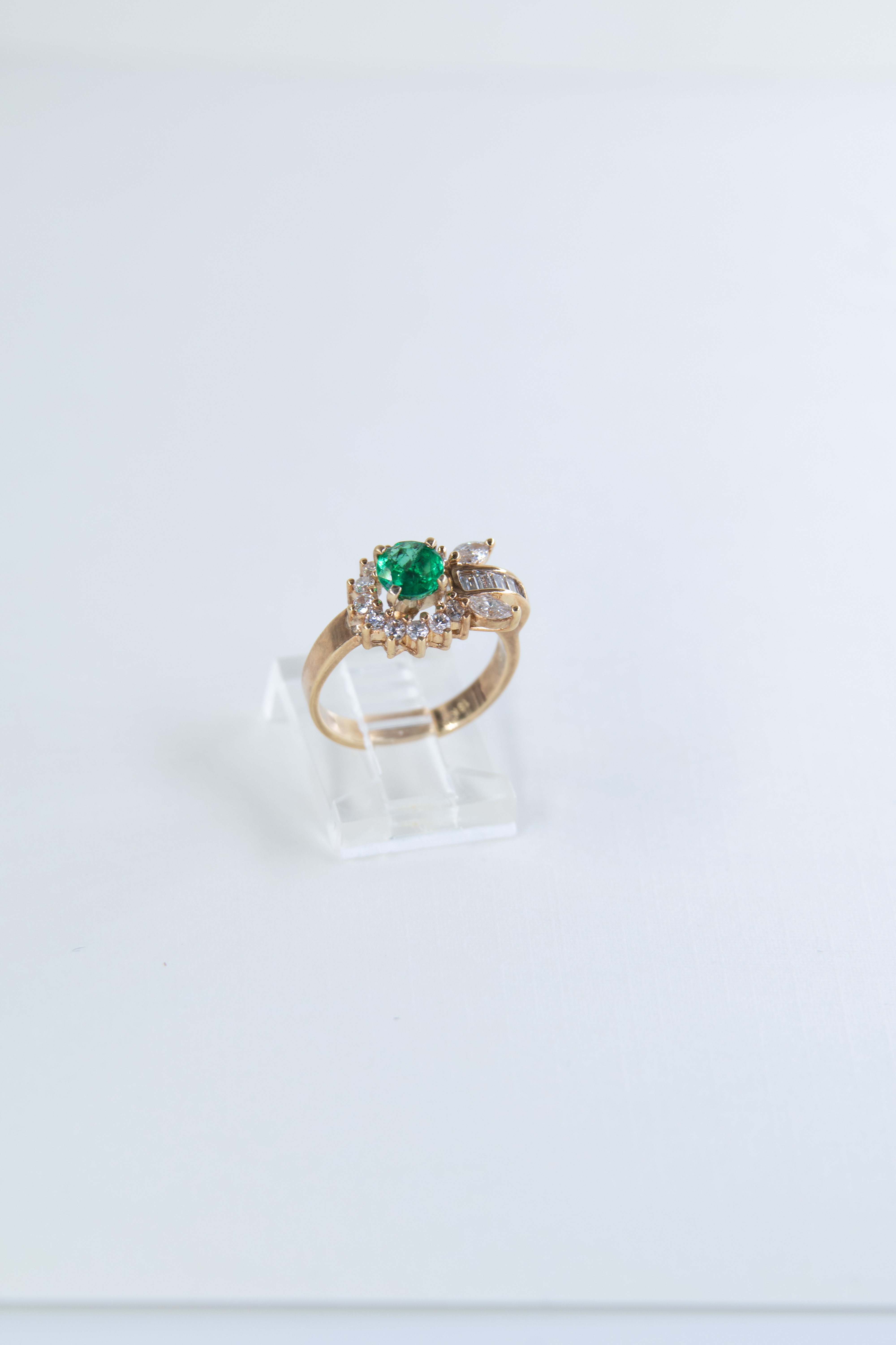 Anillo de oro con esmeralda y diamantes