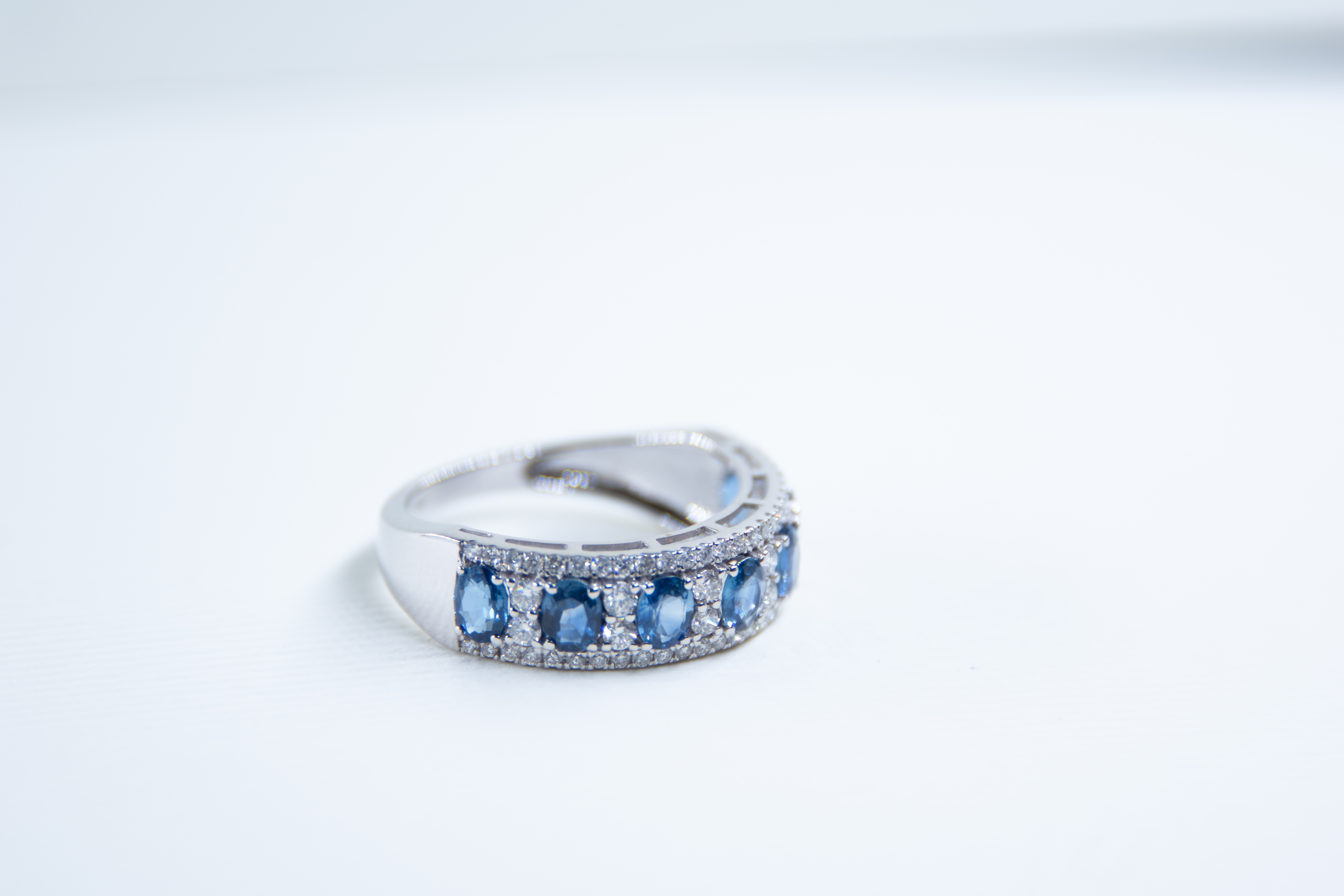 Anillo de plata con zafiro azul