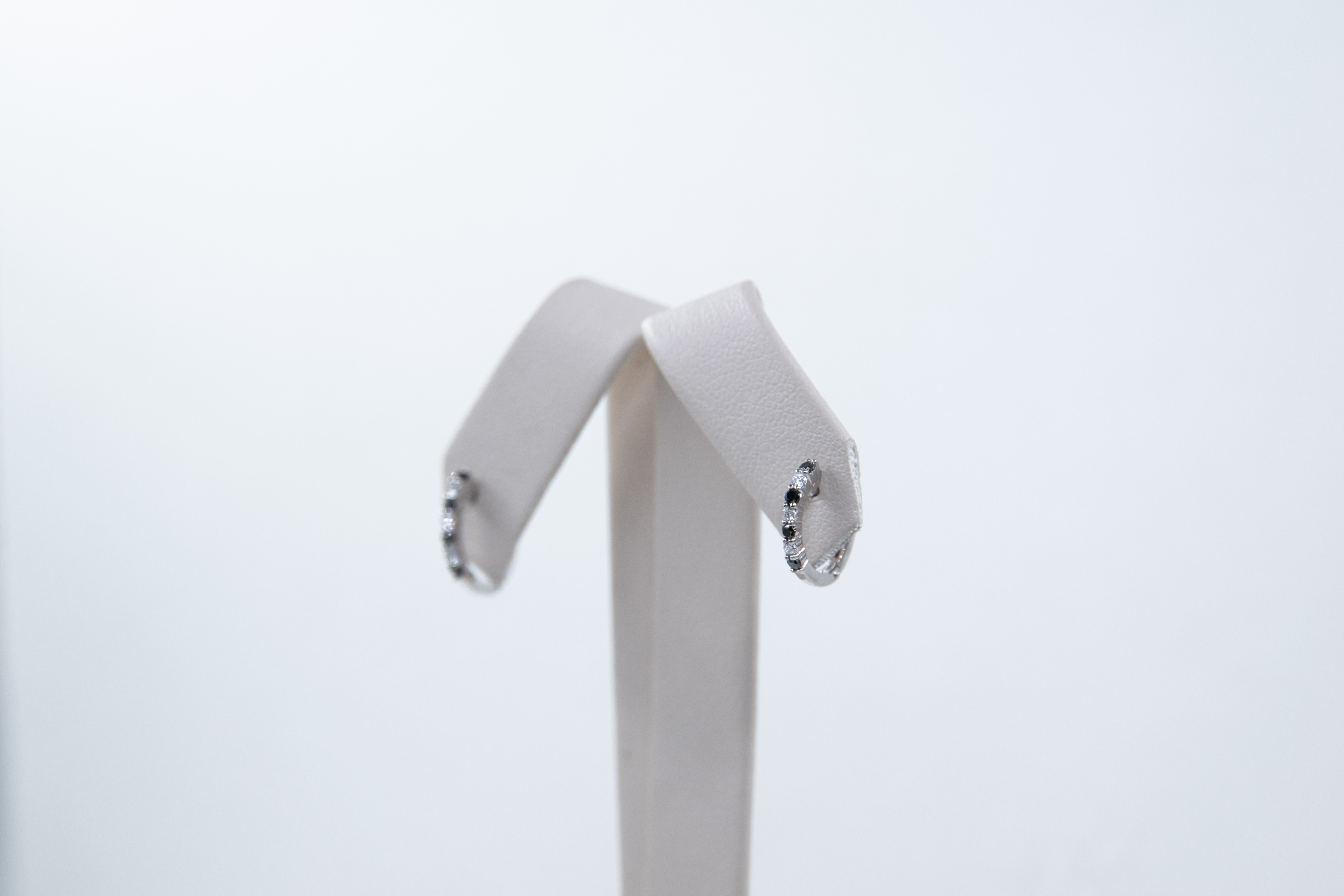 Aretes de aro en oro blanco