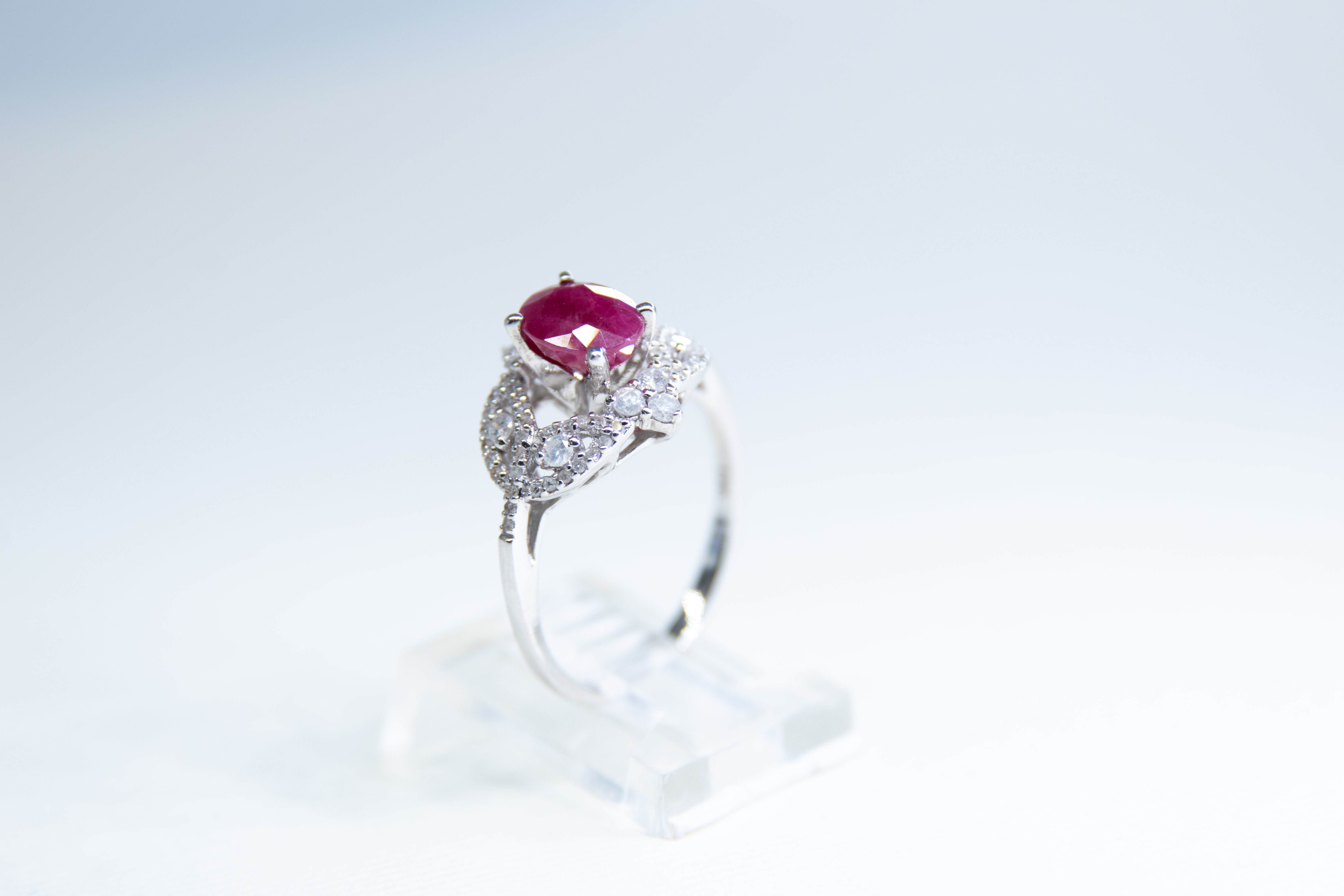 Anillo de plata con rubí y diamantes