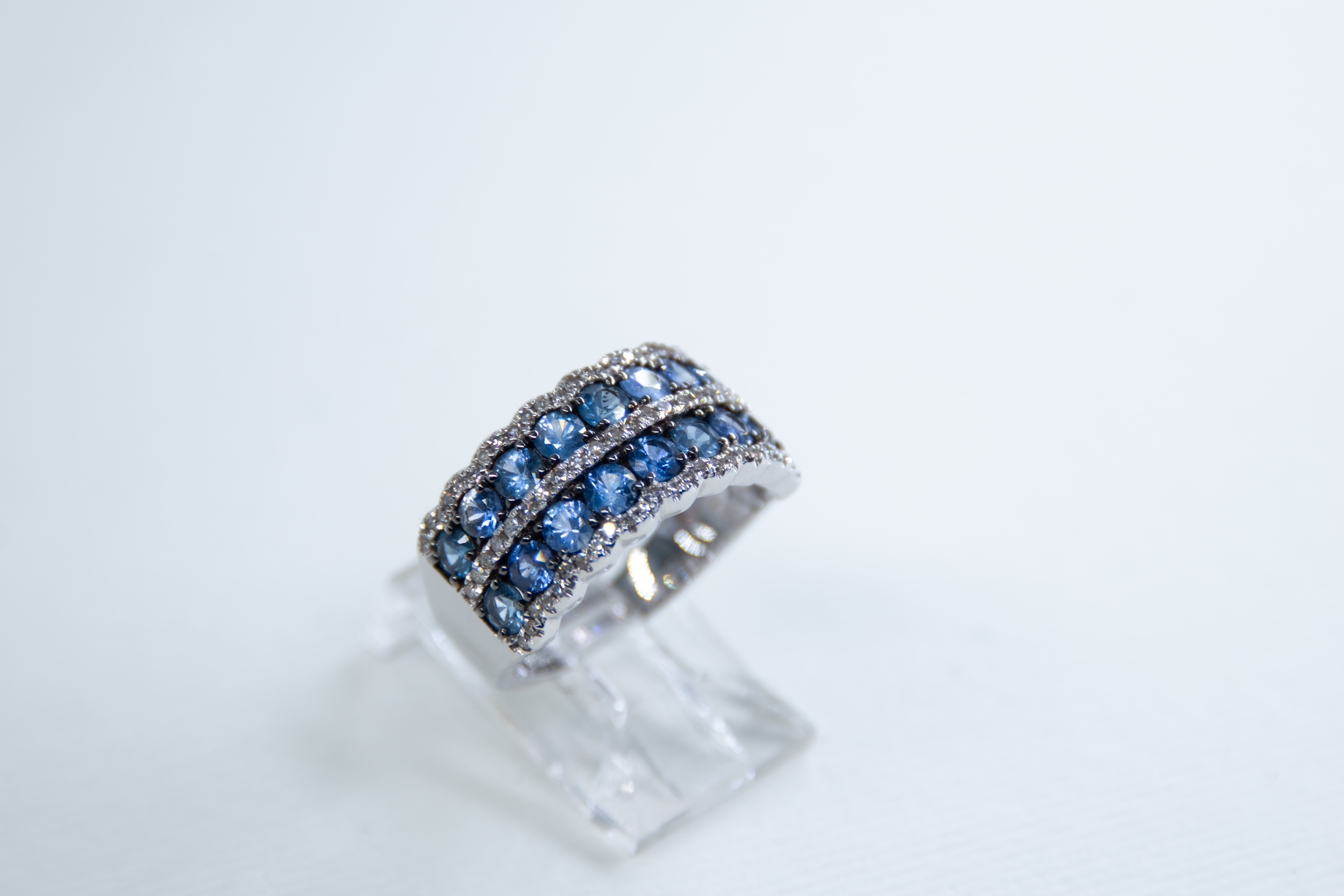 Anillo de plata con zafiro azul