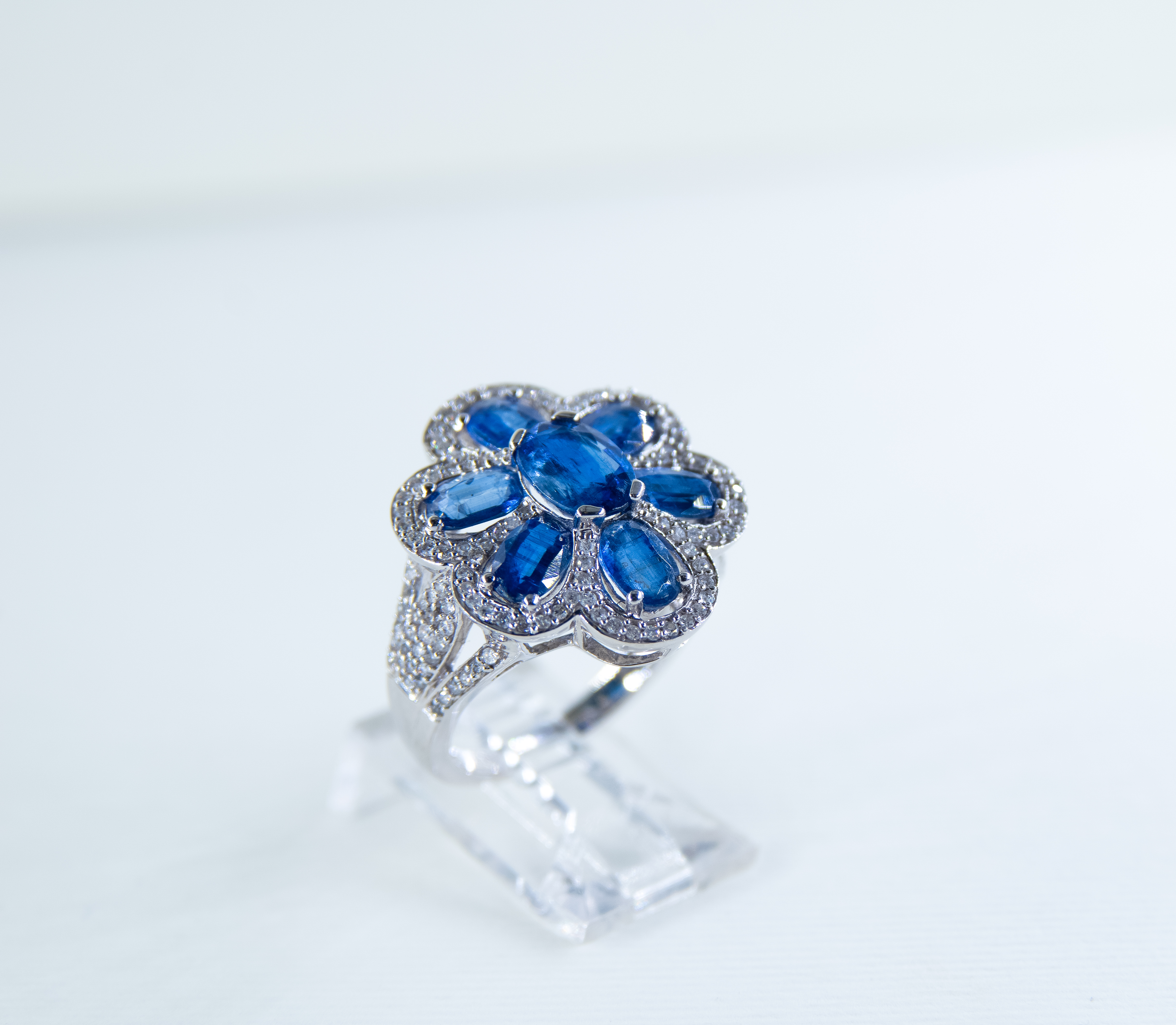 Anillo de flor de zafiro azul