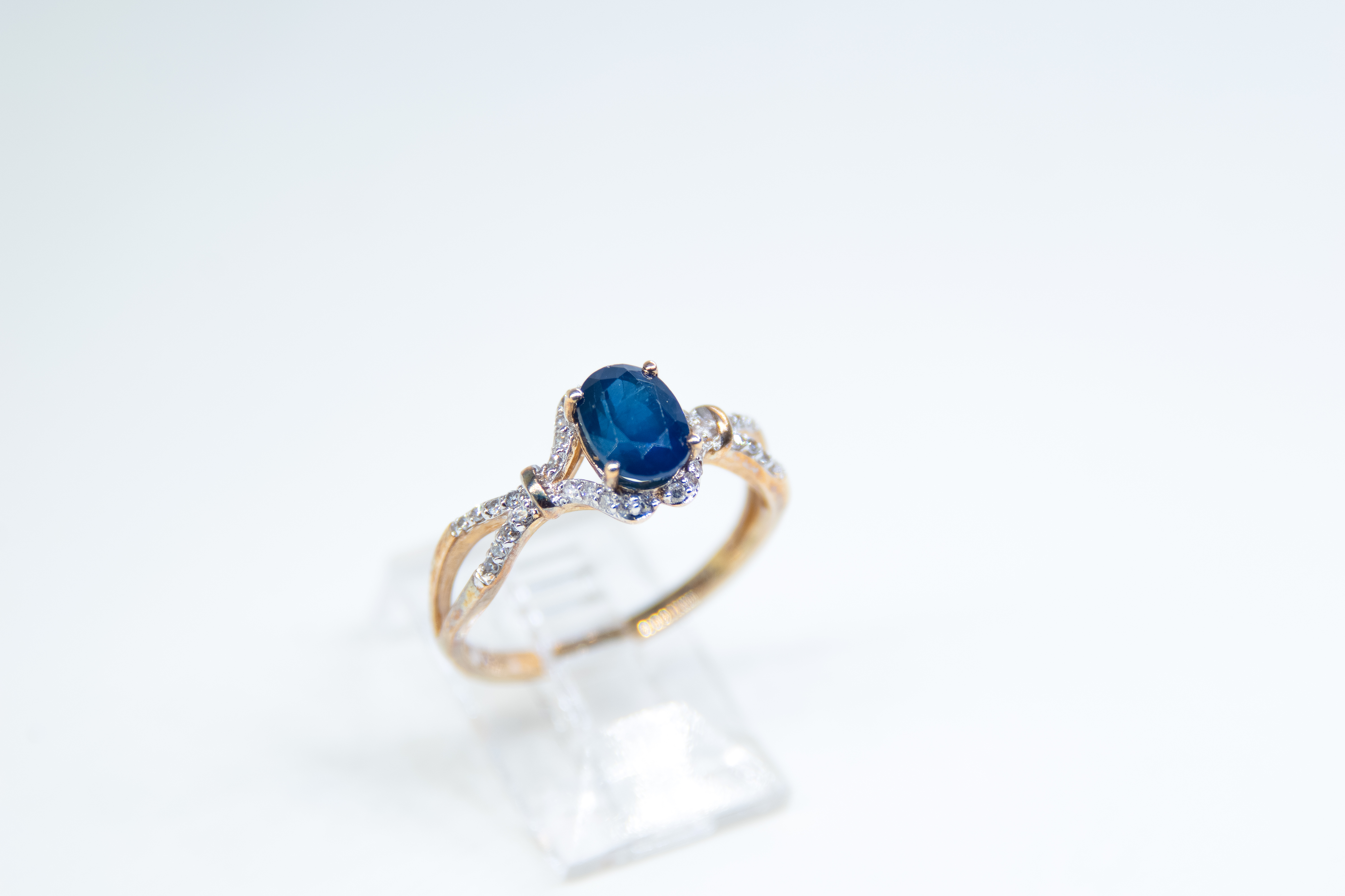 Anillo de oro con piedra preciosa azul