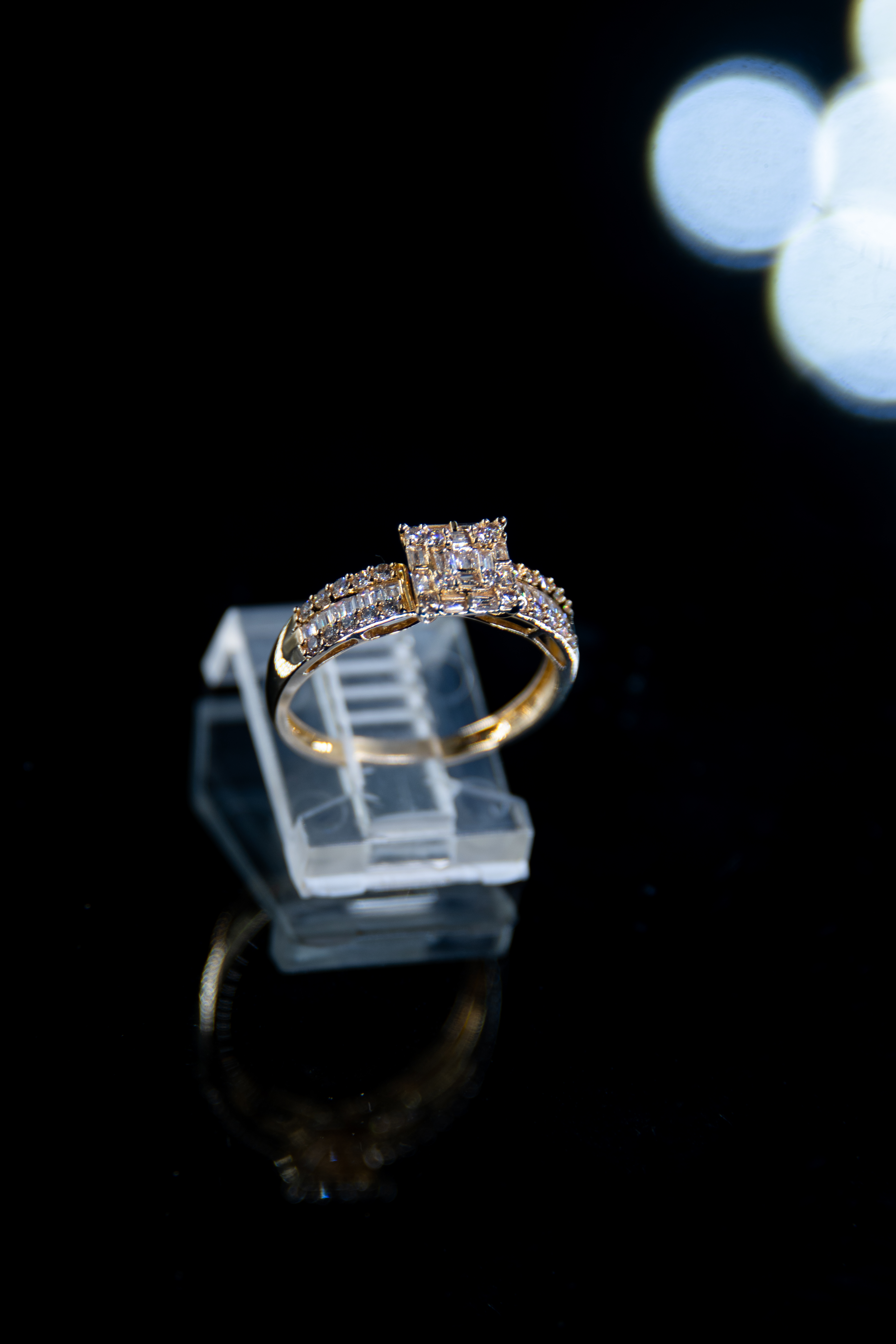 Anillo con diamante y oro amarillo