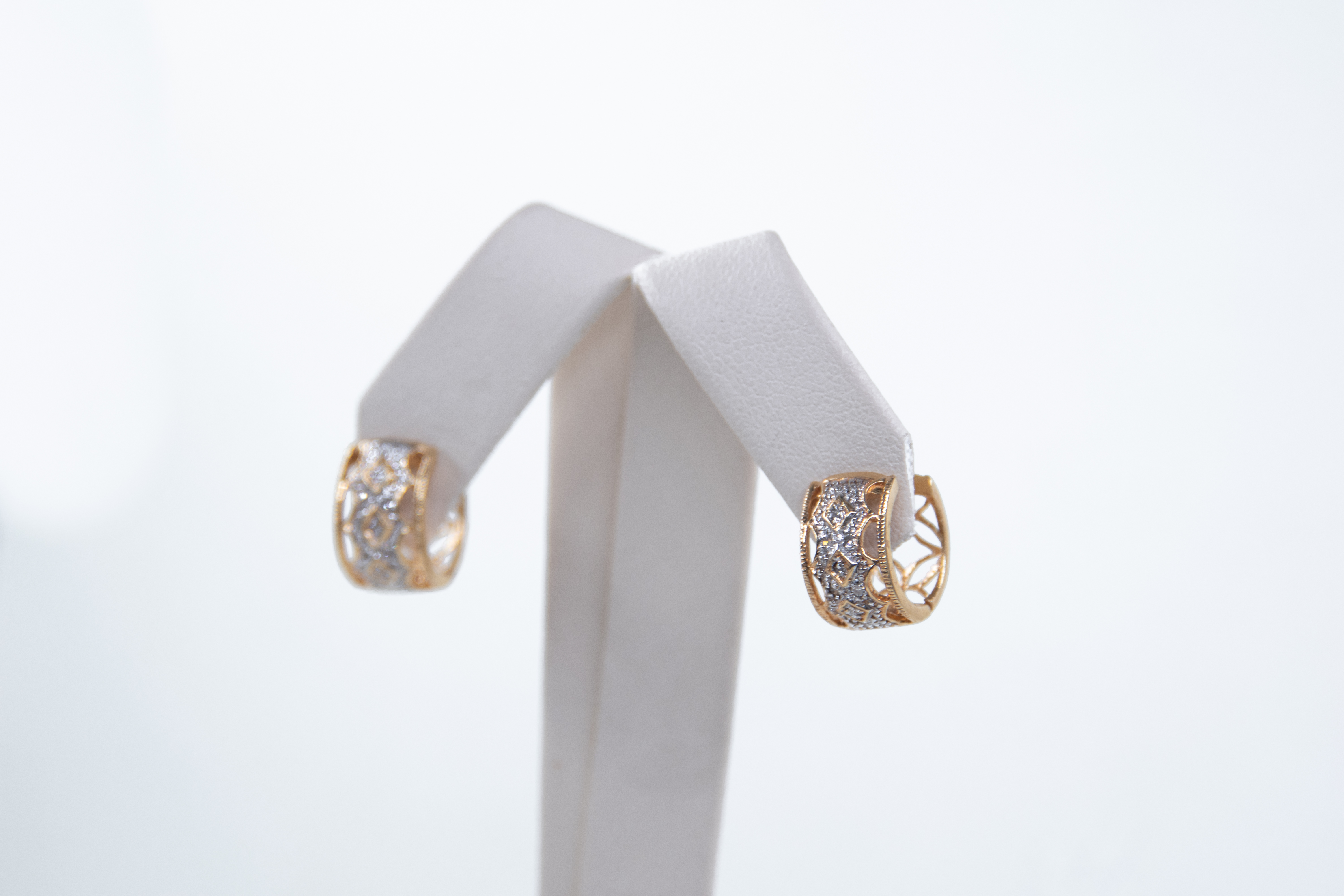 Aretes de aro en oro amarillo con diamantes