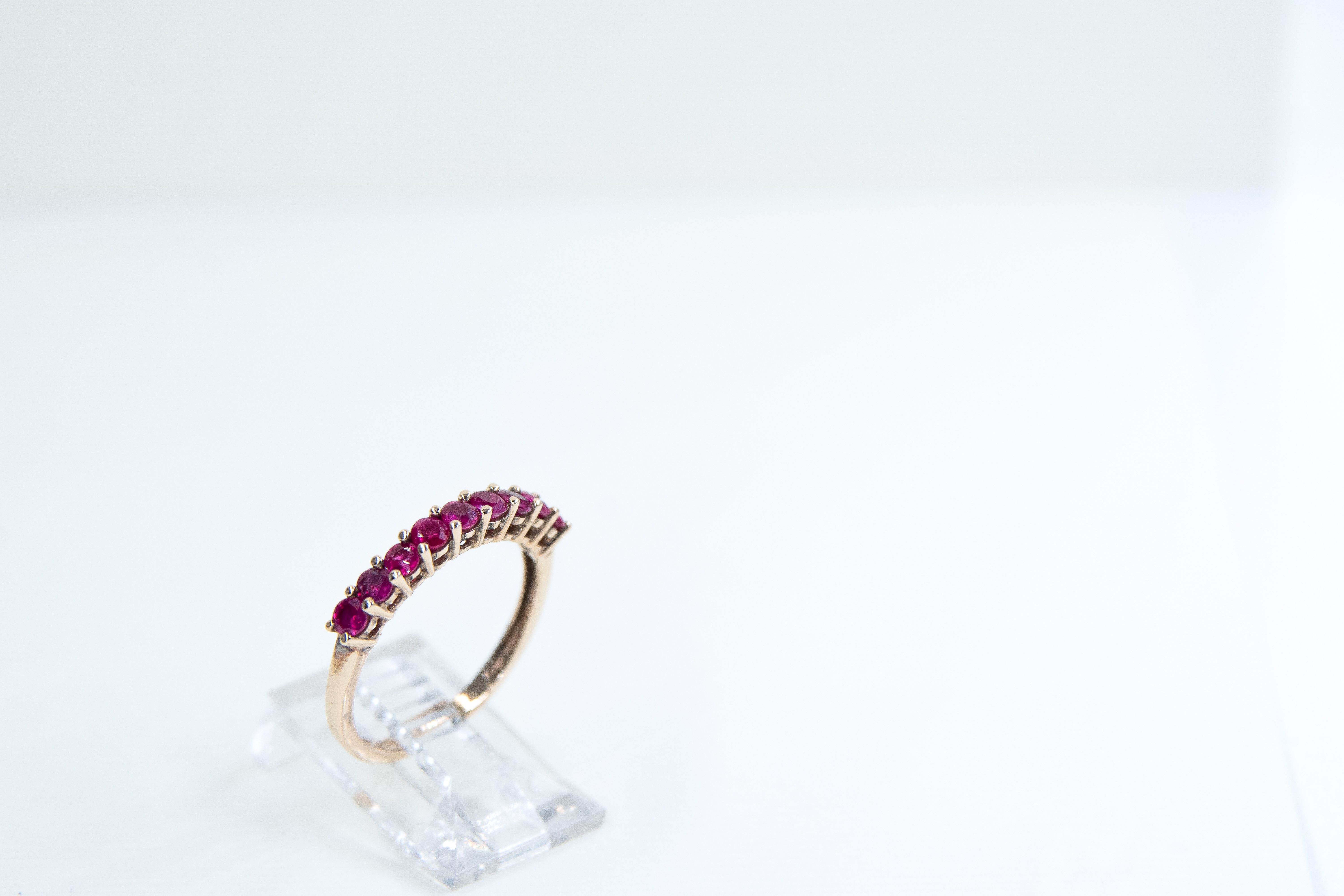 Anillo de oro con piedras preciosas rojas