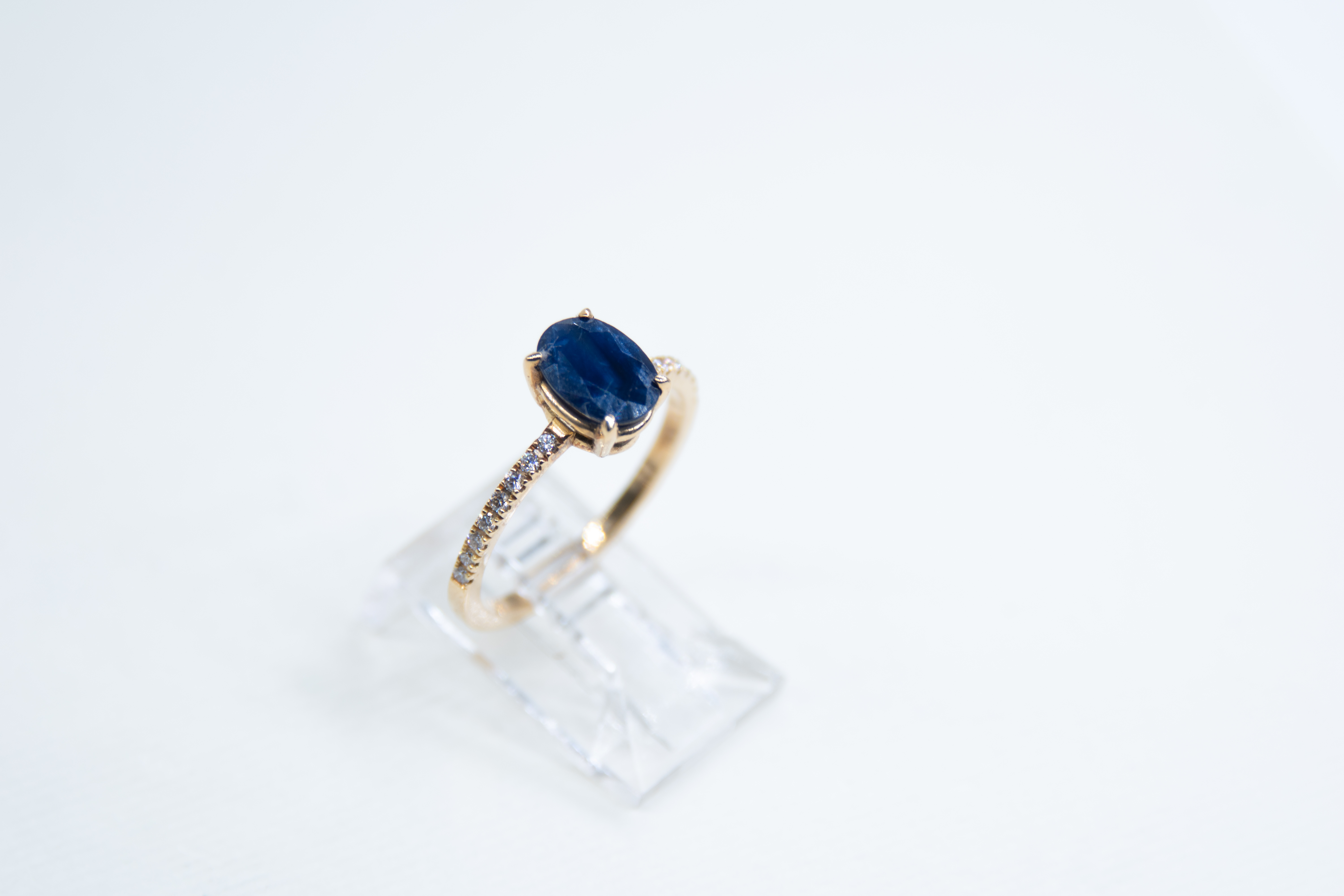 Anillo de oro con zafiro azul