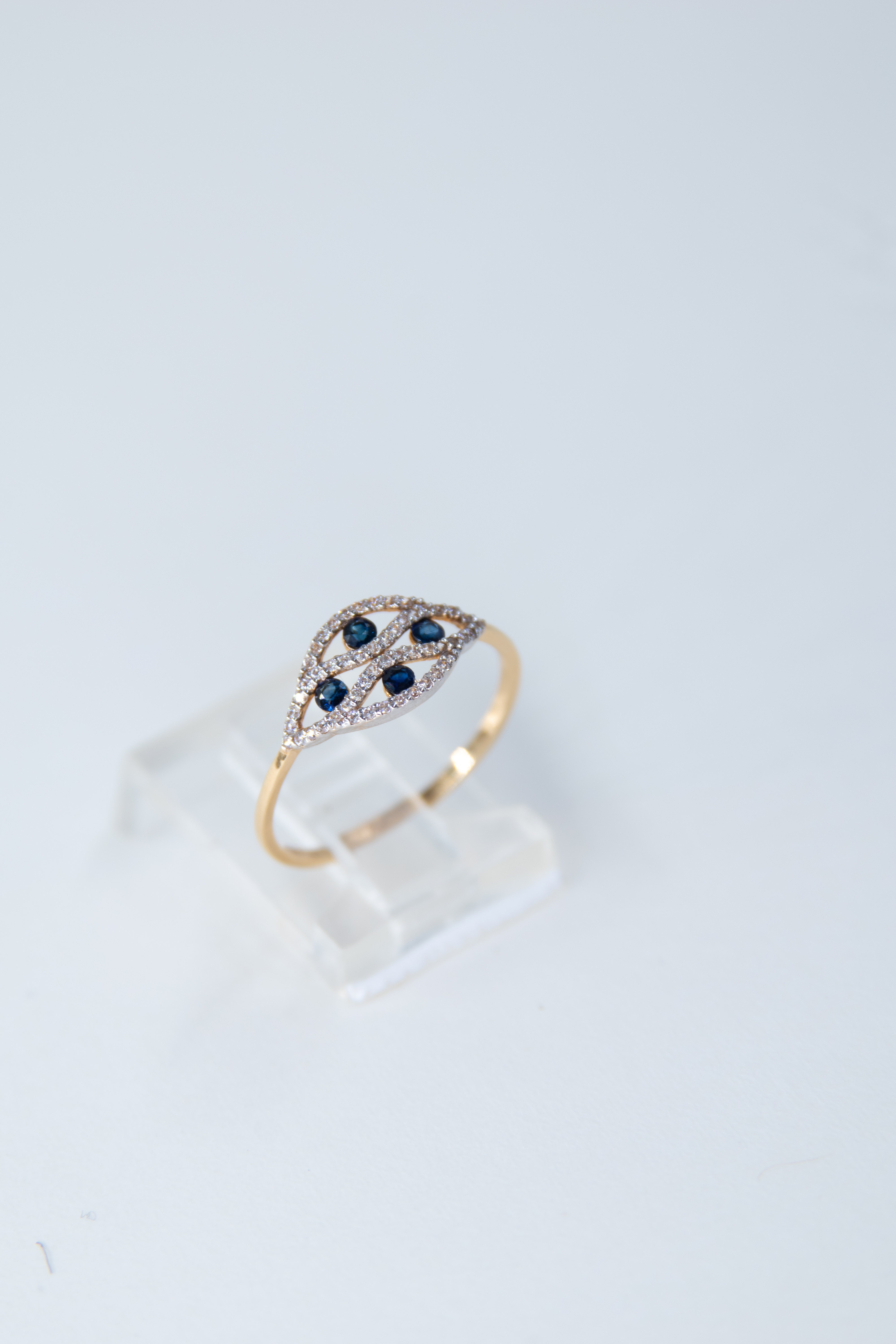 Anillo de oro con piedras de zafiro