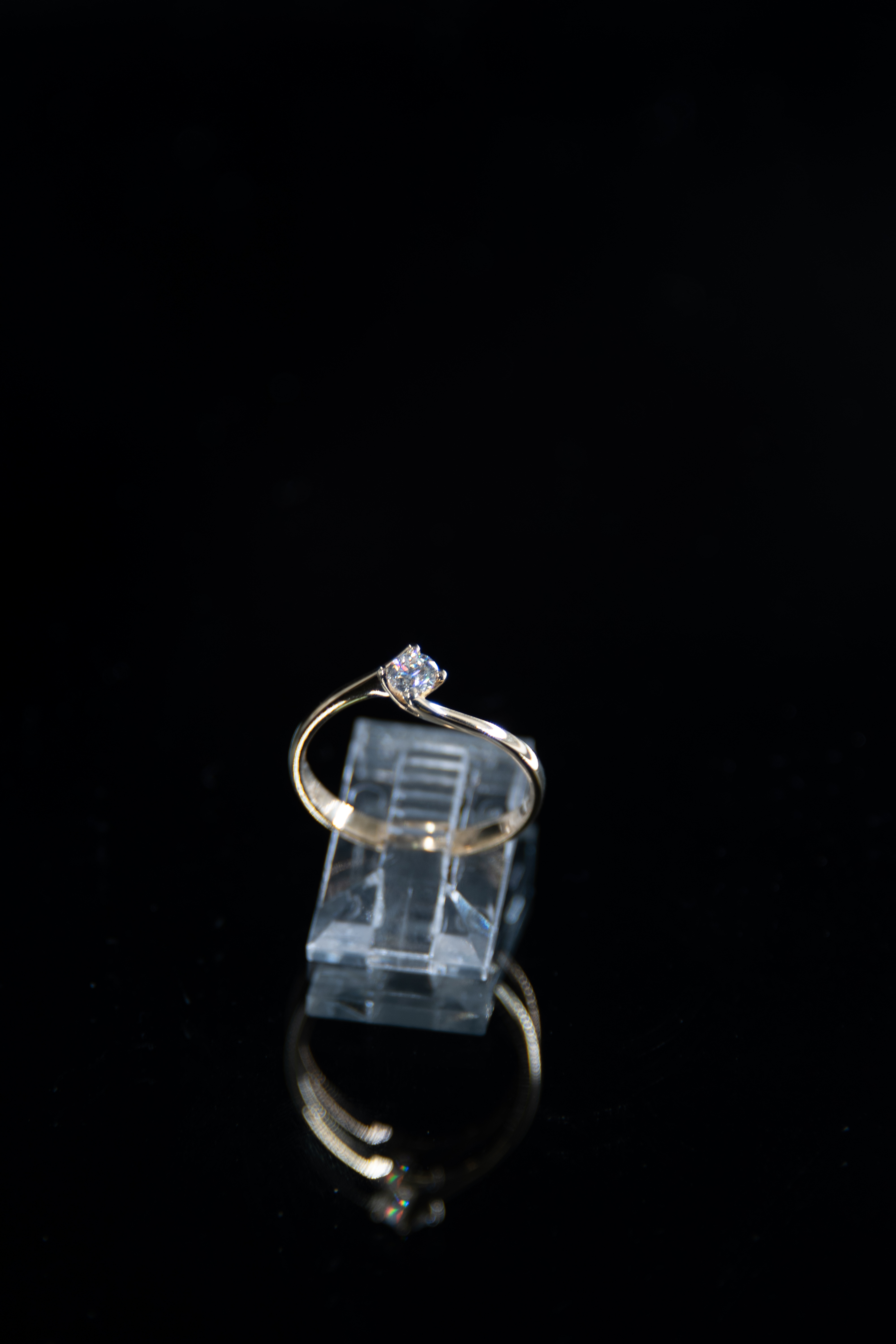 Anillo de oro amarillo con diamante