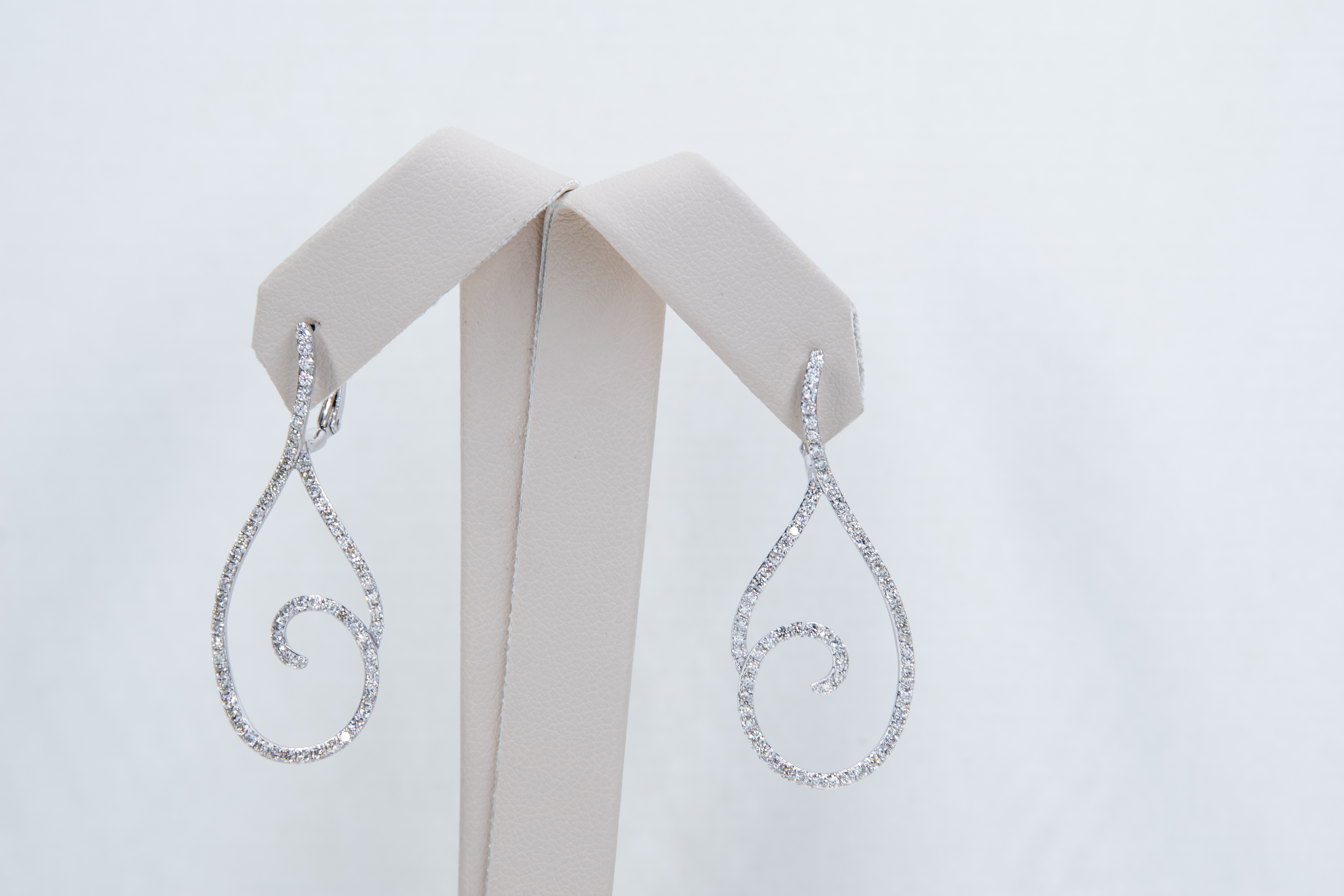 Elegantes aretes de oro blanco con forma de espiral
