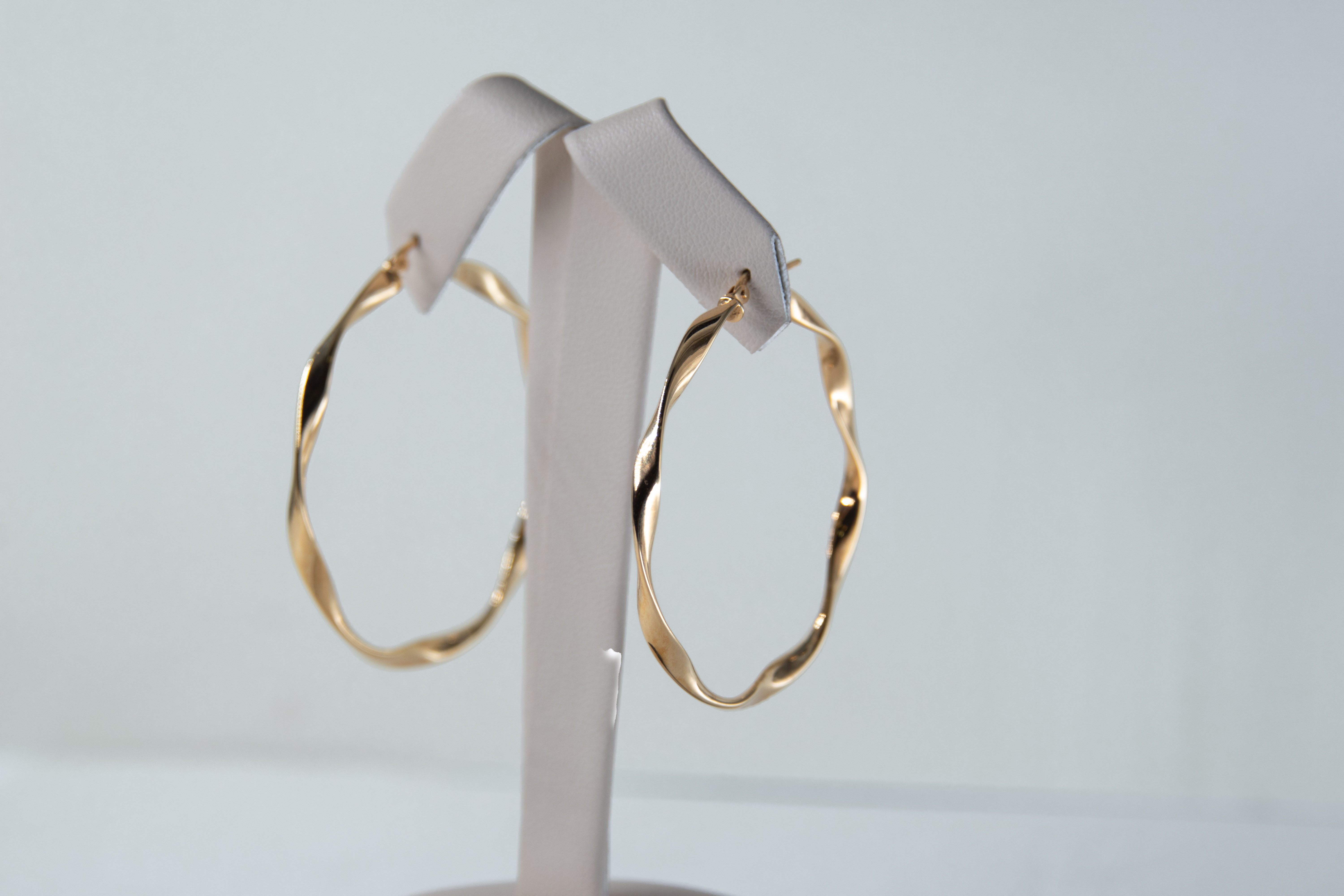 Aretes de aro retorcido en oro