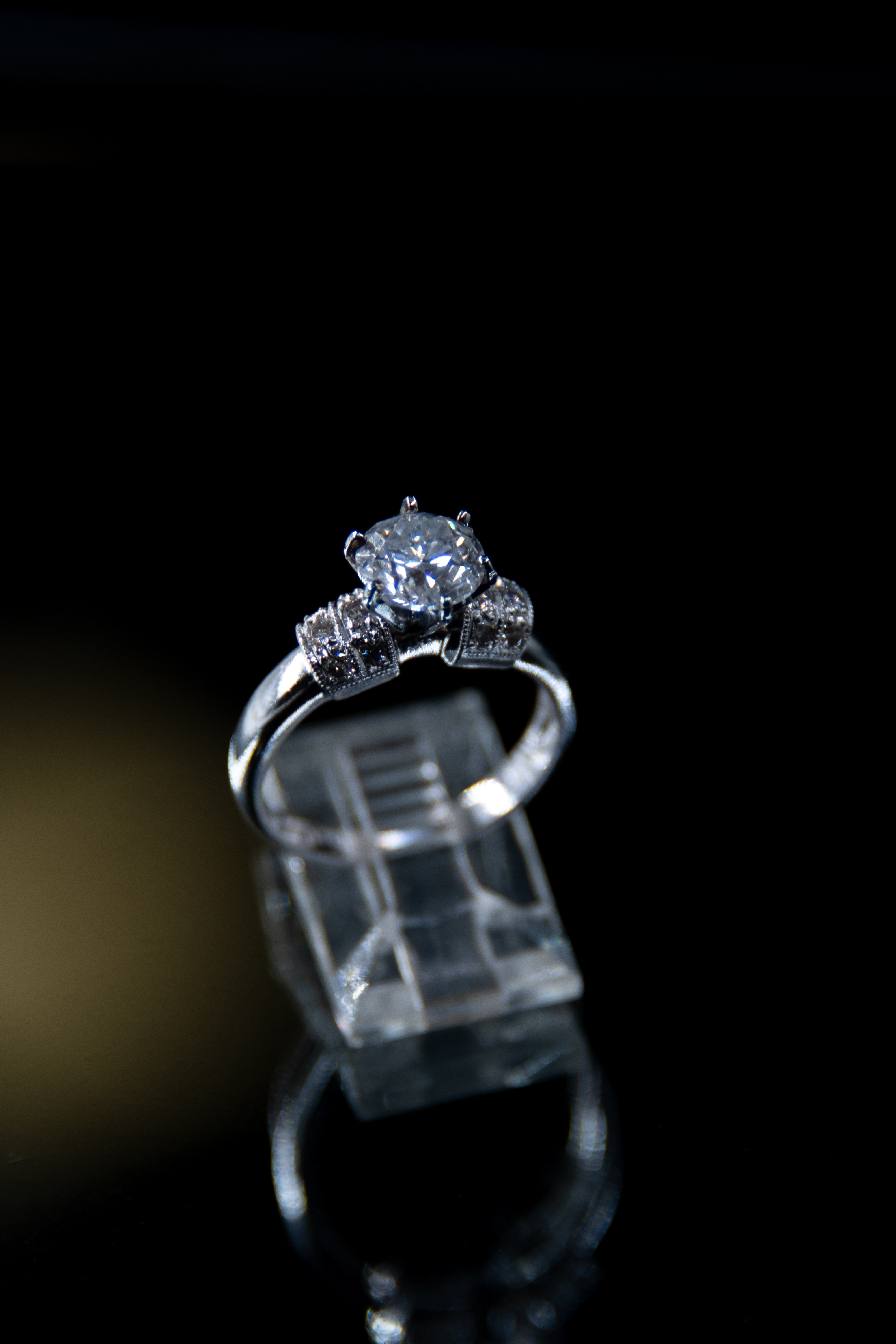 Oro blanco con diamante