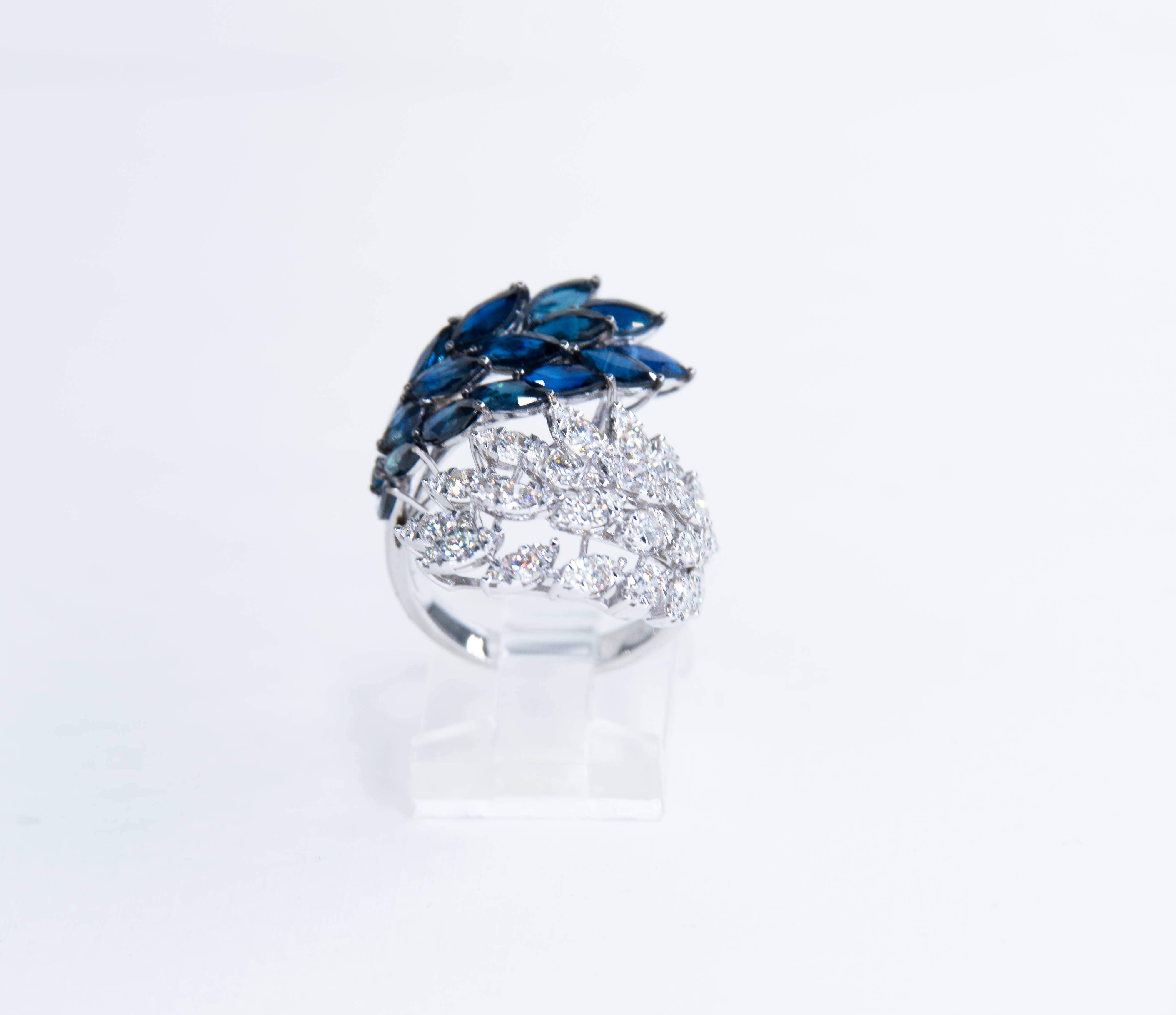 Elegante anillo de zafiro y diamantes