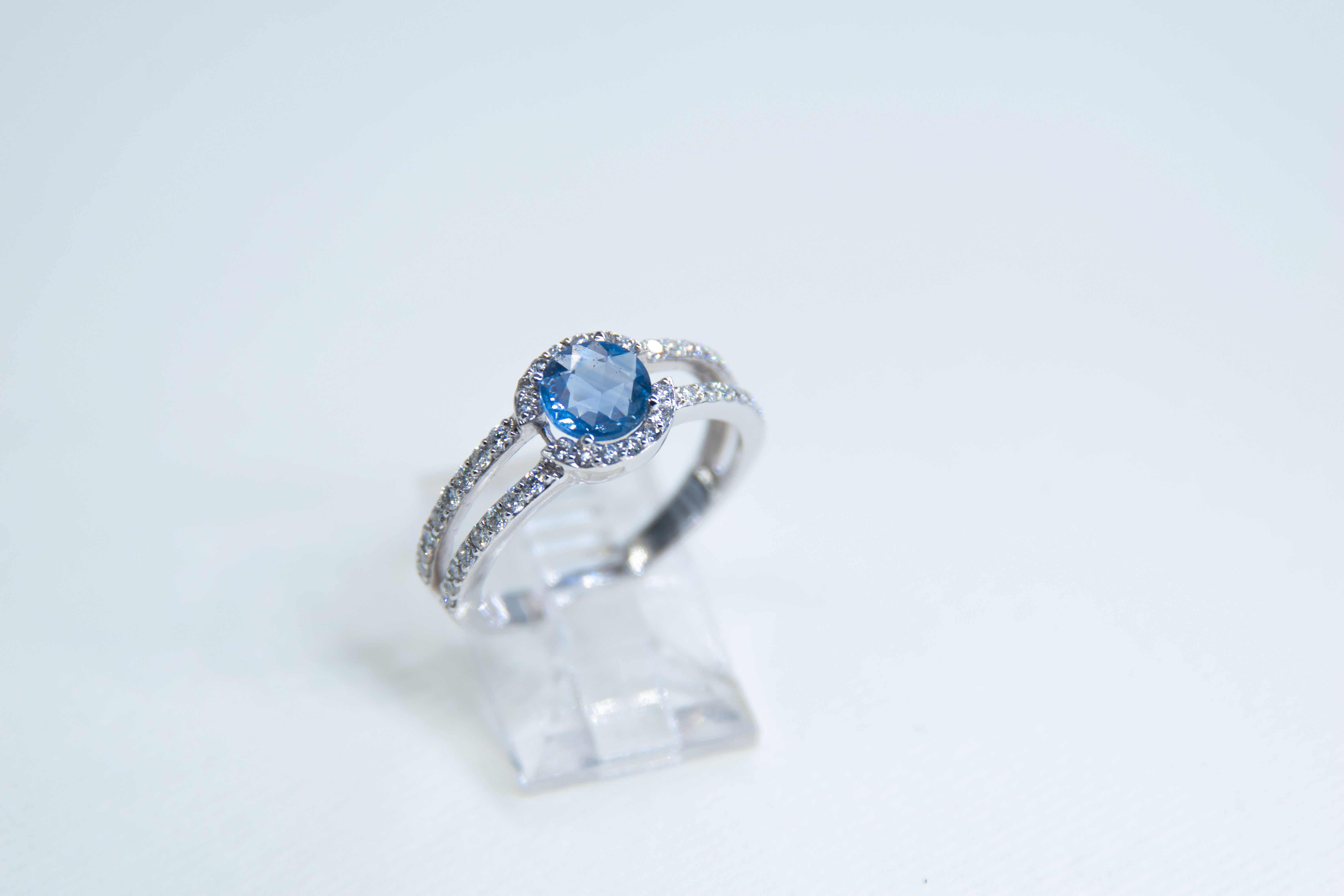 Anillo de plata con piedra preciosa azul