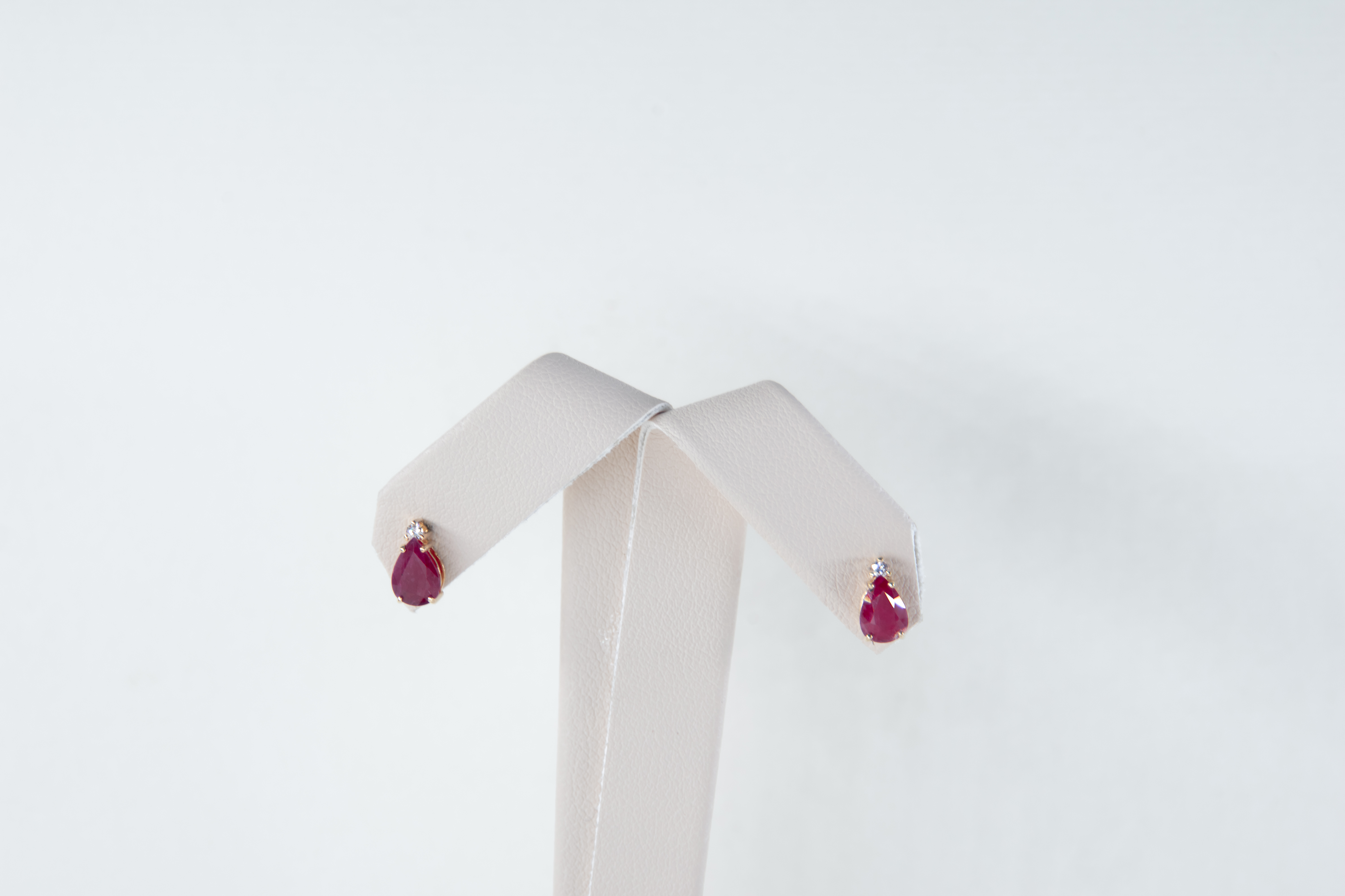 Aretes colgantes con rubíes