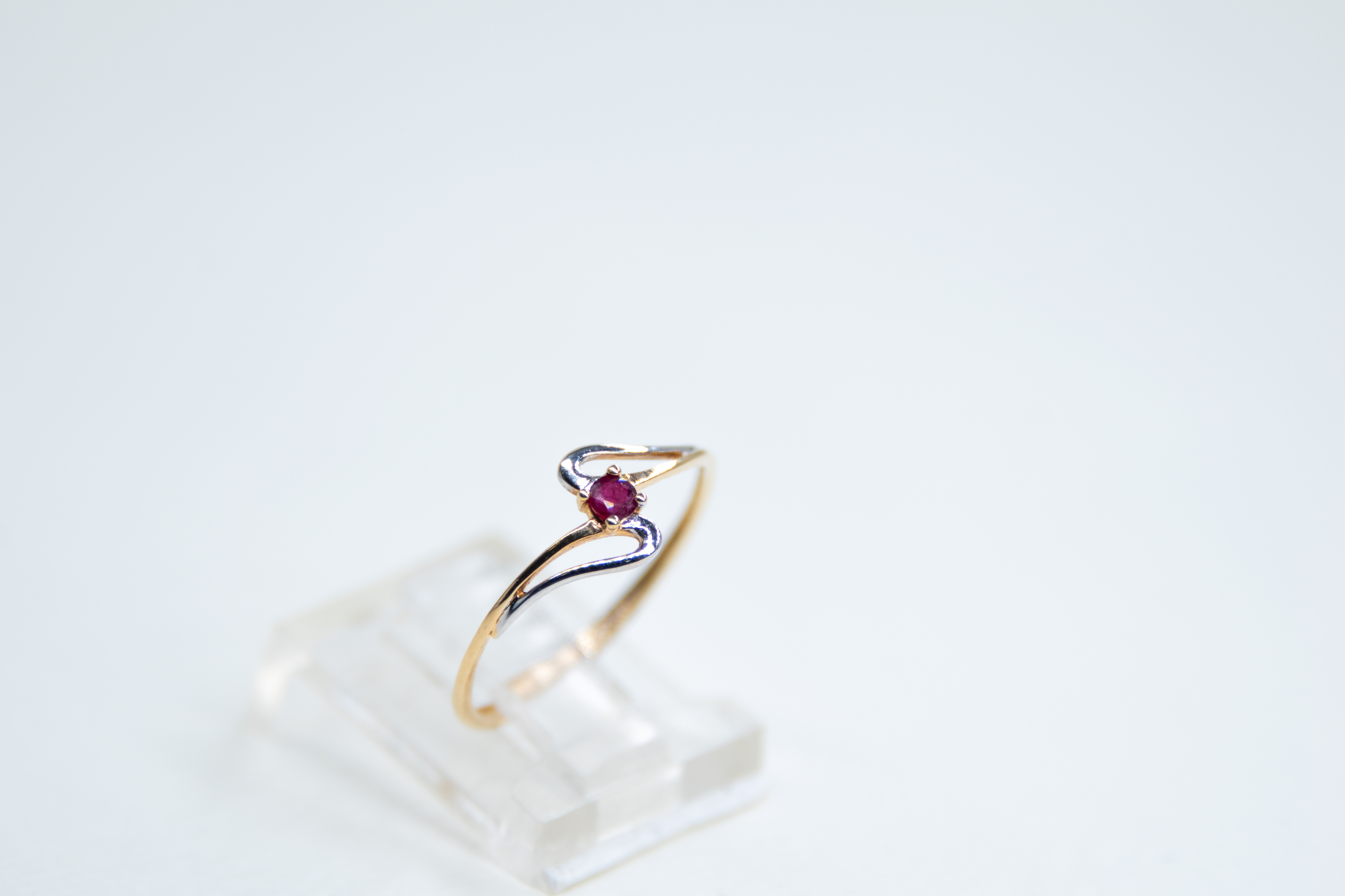 Elegante anillo de oro con piedra preciosa roja