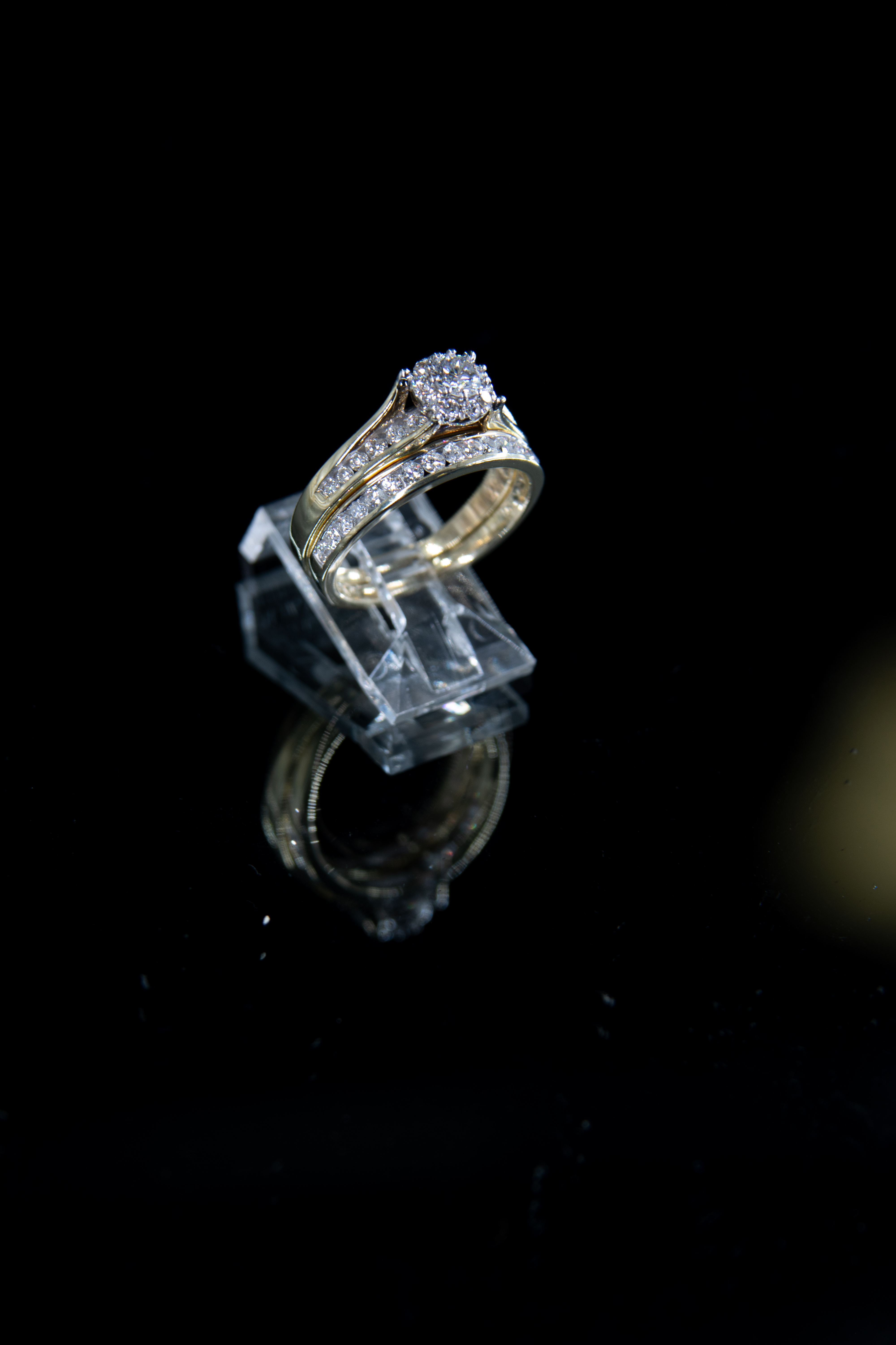 Anillo de oro con diamante