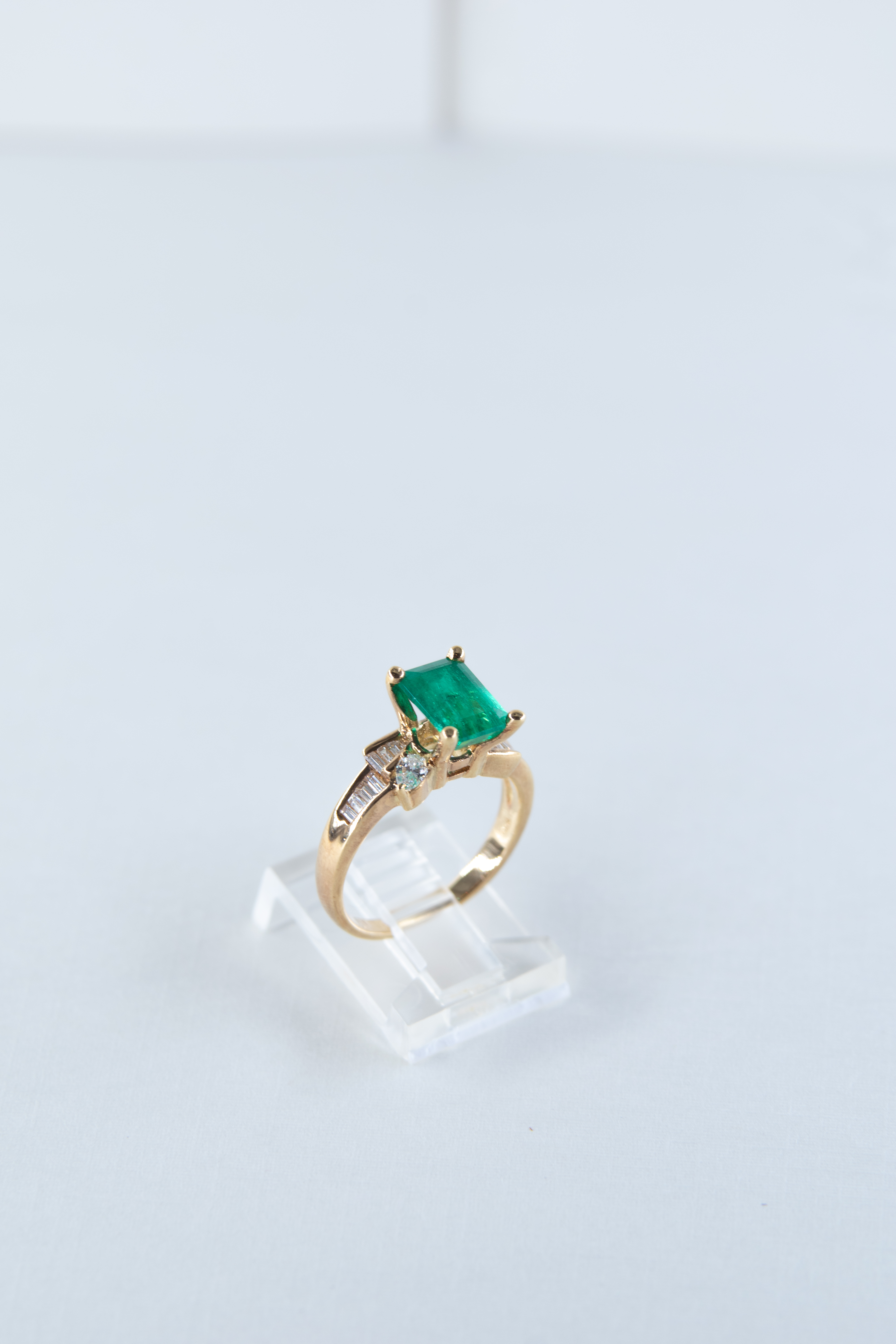Anillo de oro esmeralda