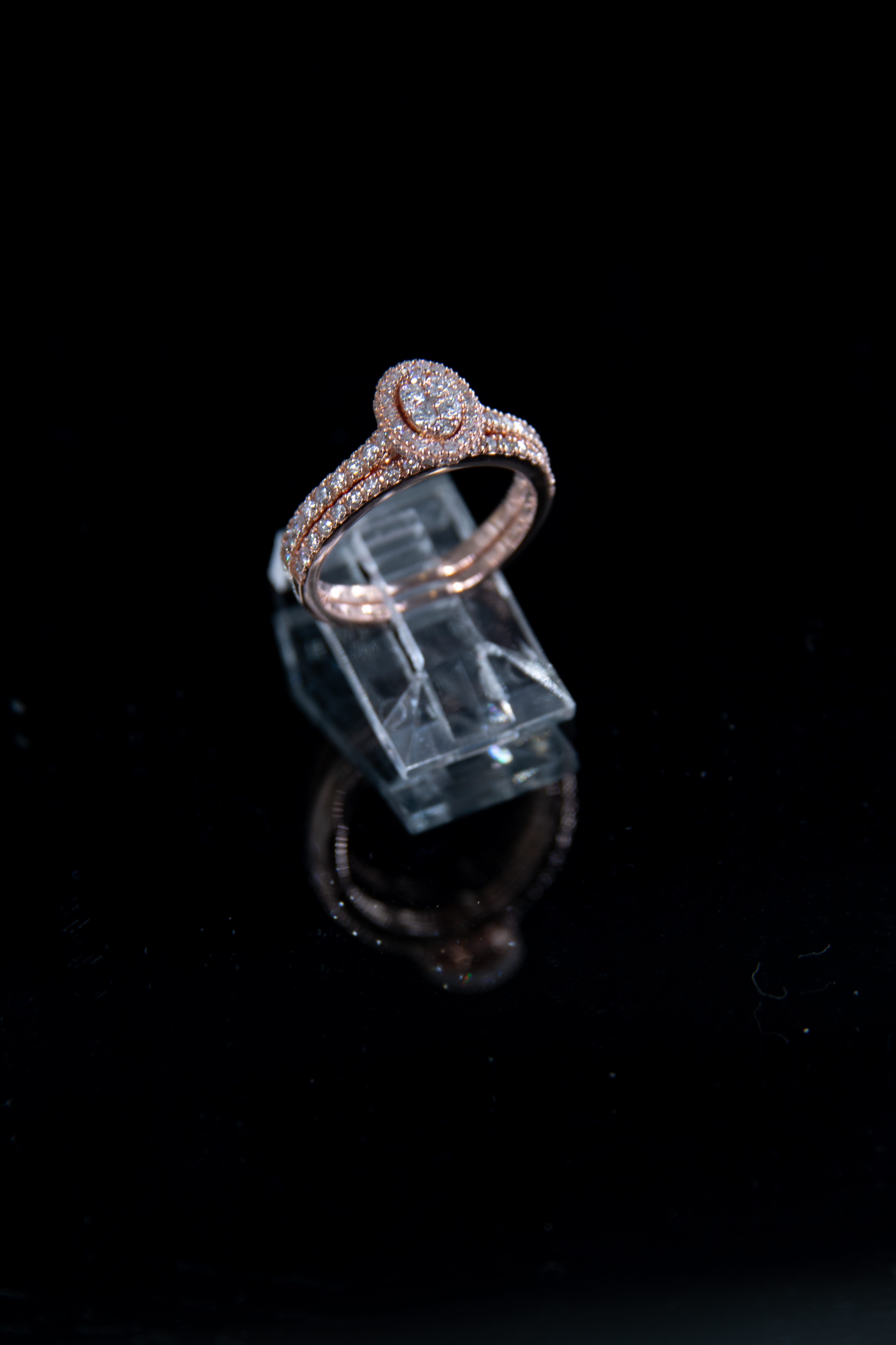 Anillo de oro rosa con diamantes