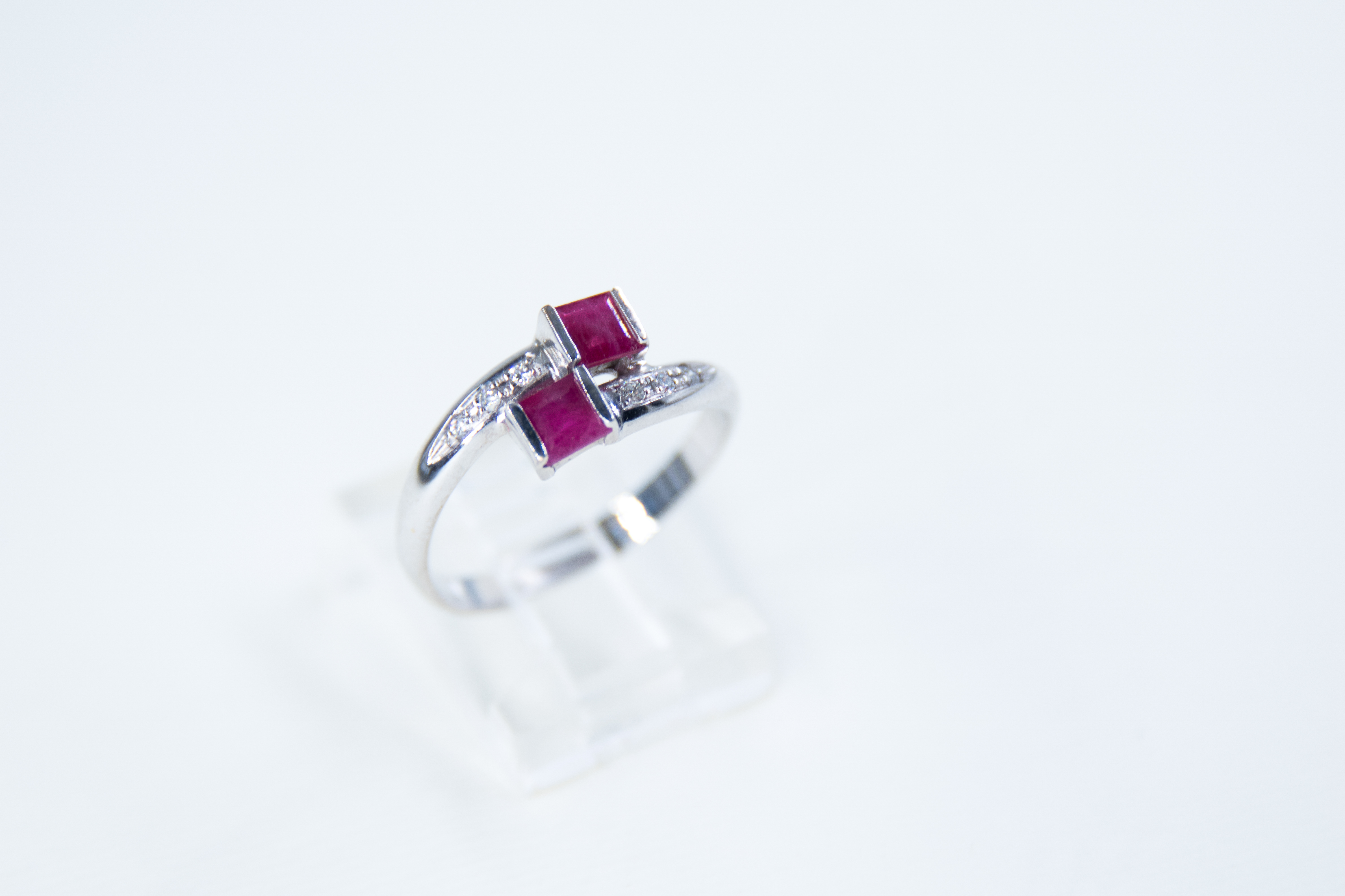 Anillo de plata con piedras rubí