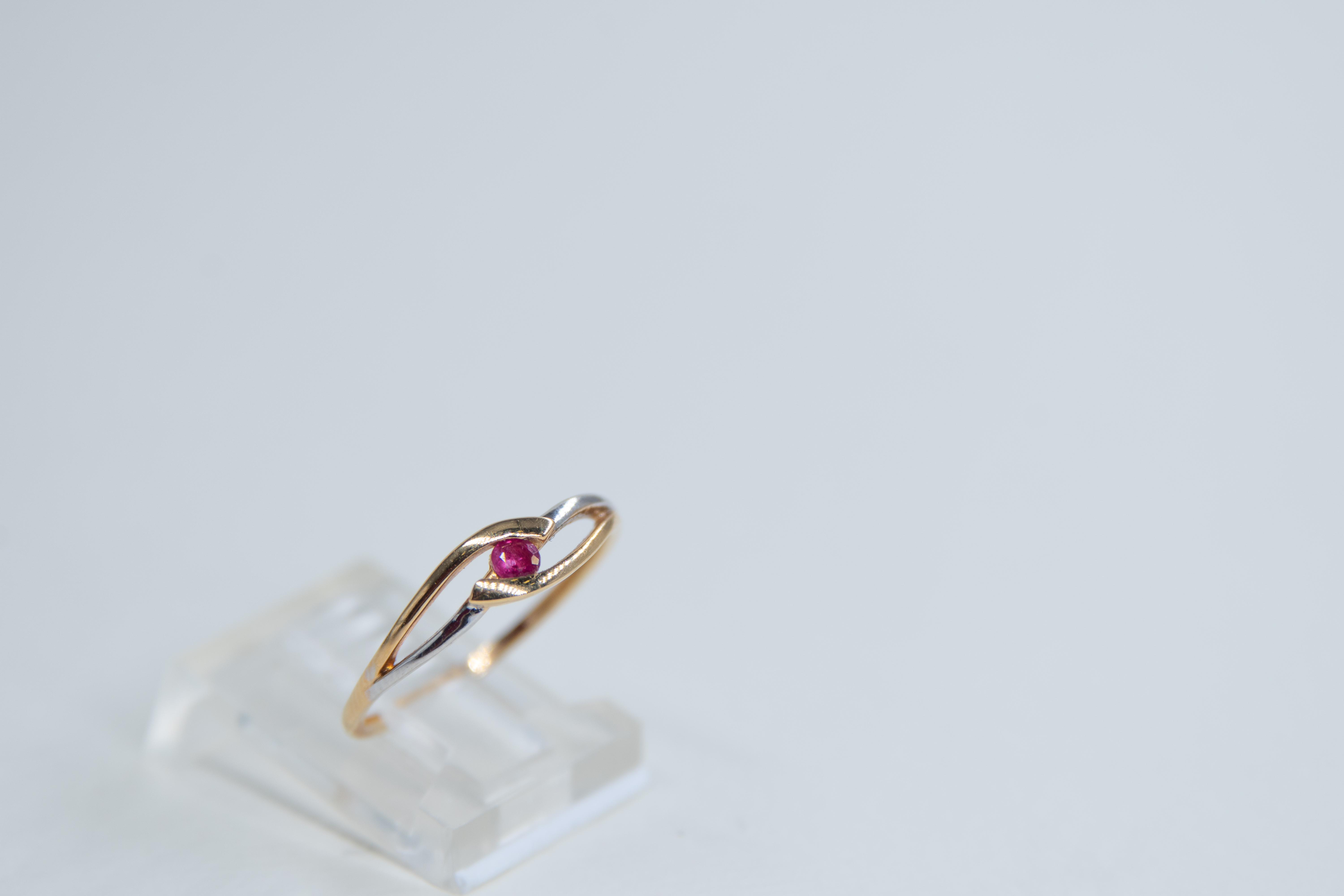 Elegante anillo de oro con rubí