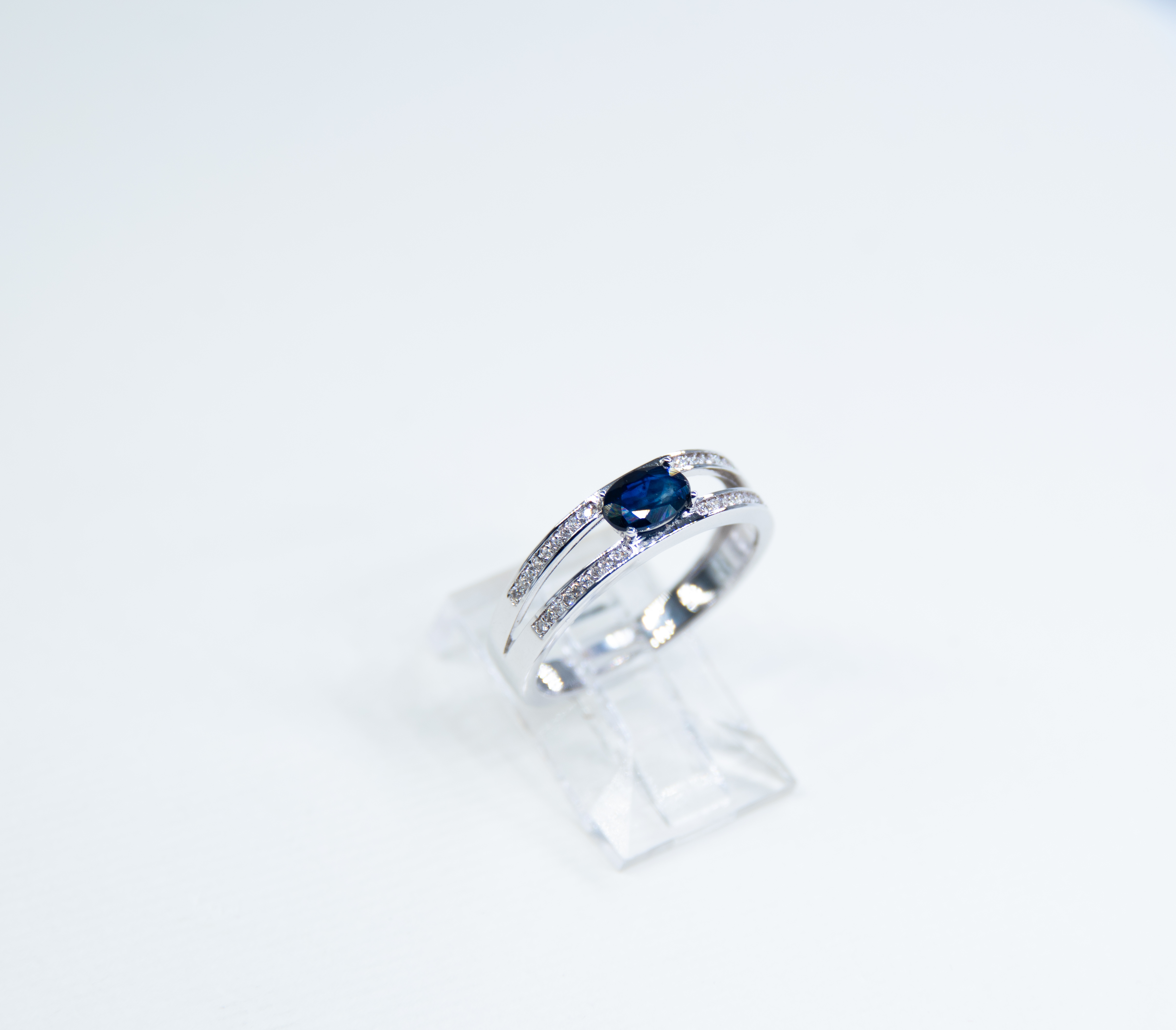 Elegante anillo de zafiro y plata