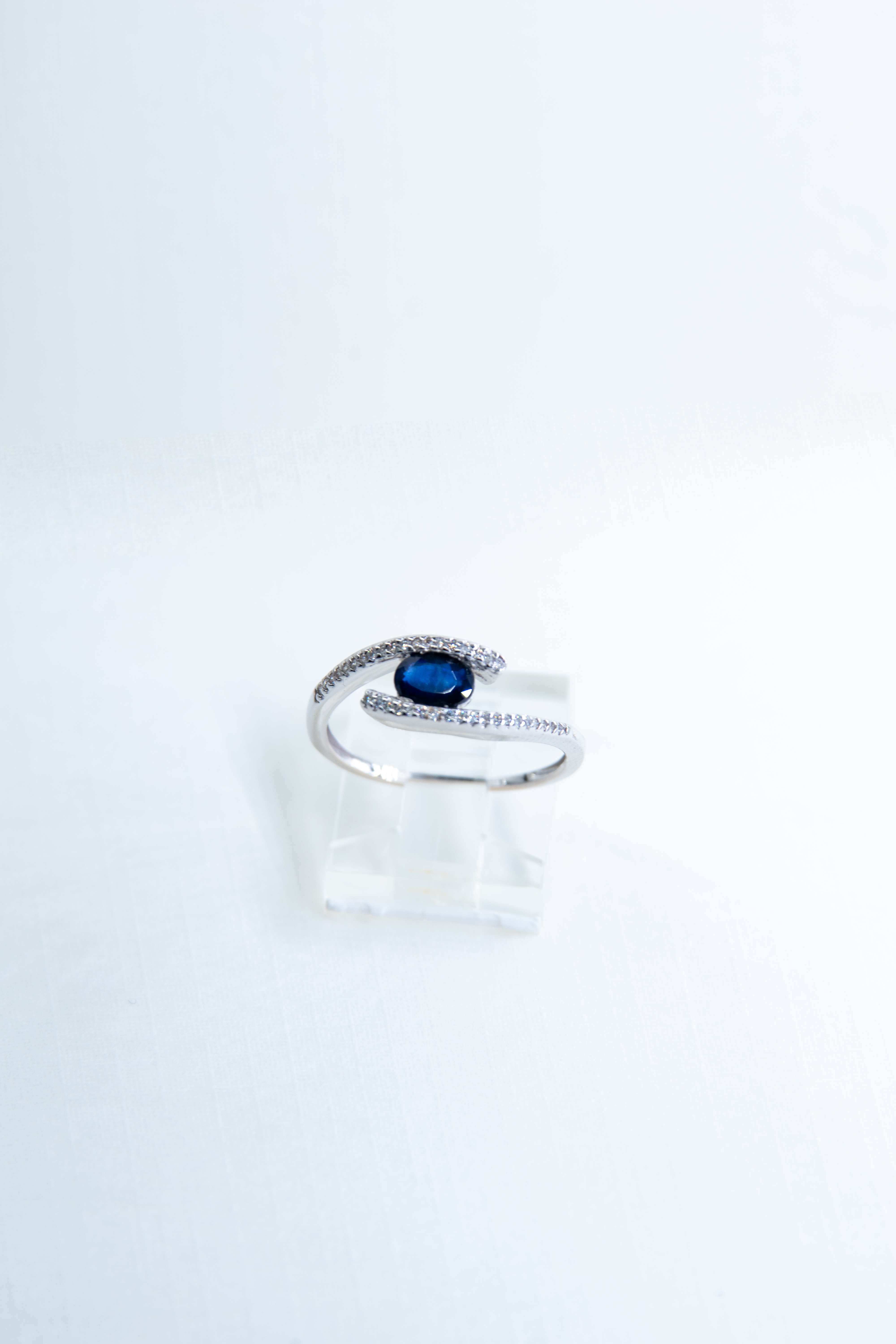 Anillo de plata con piedra preciosa azul