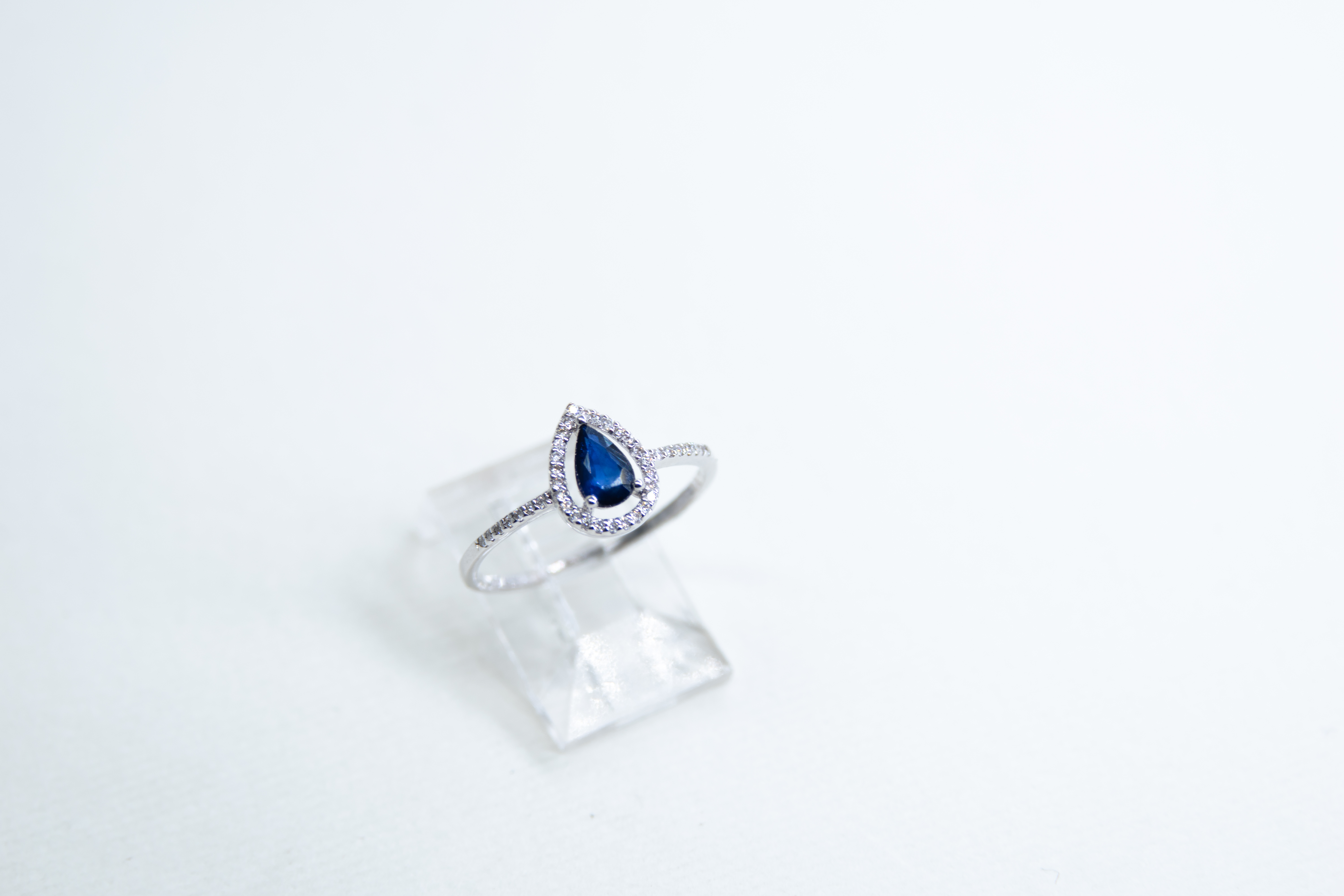 Anillo de lágrima de zafiro